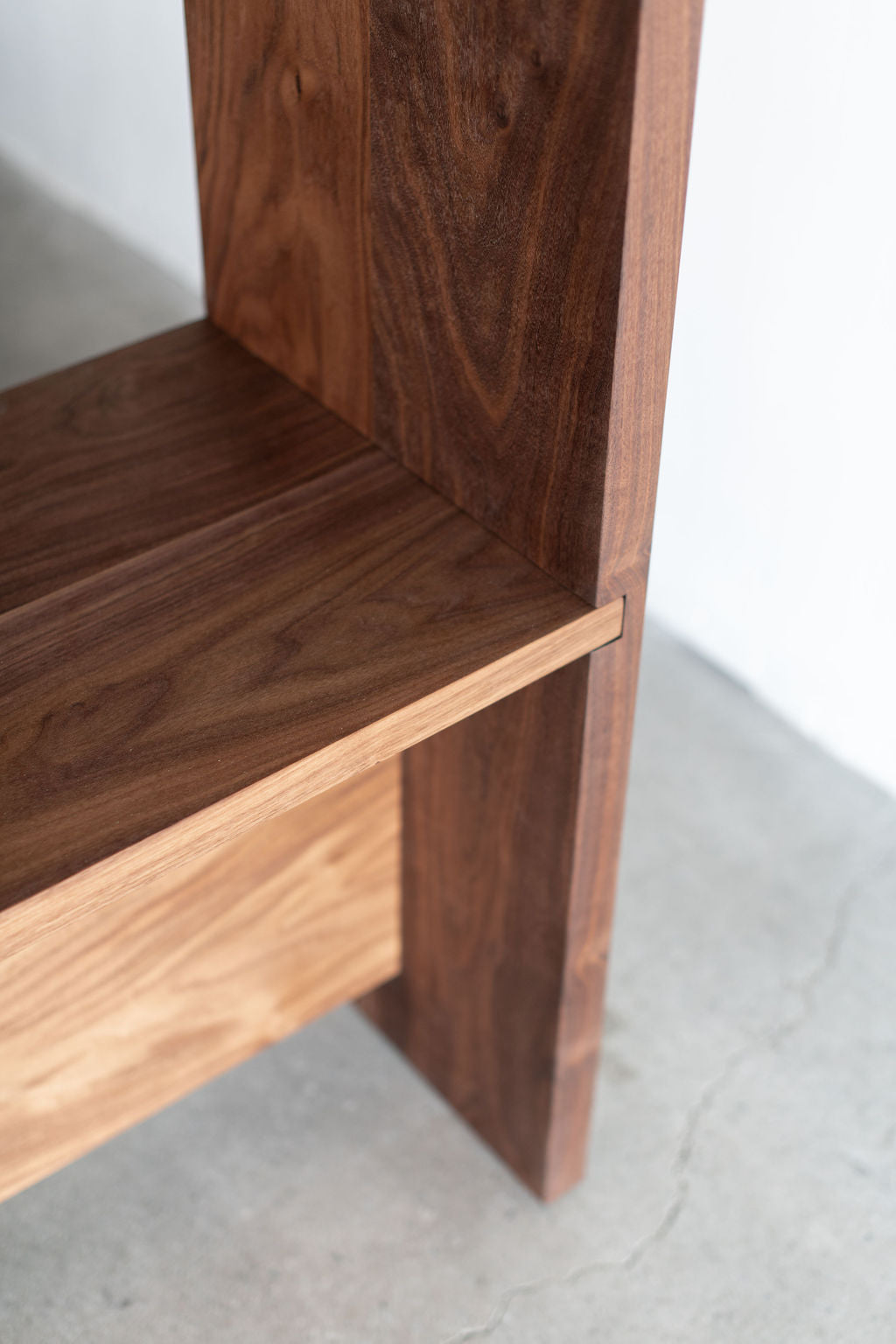 Carter bookcase walnut - bottom right close up on walnut wood