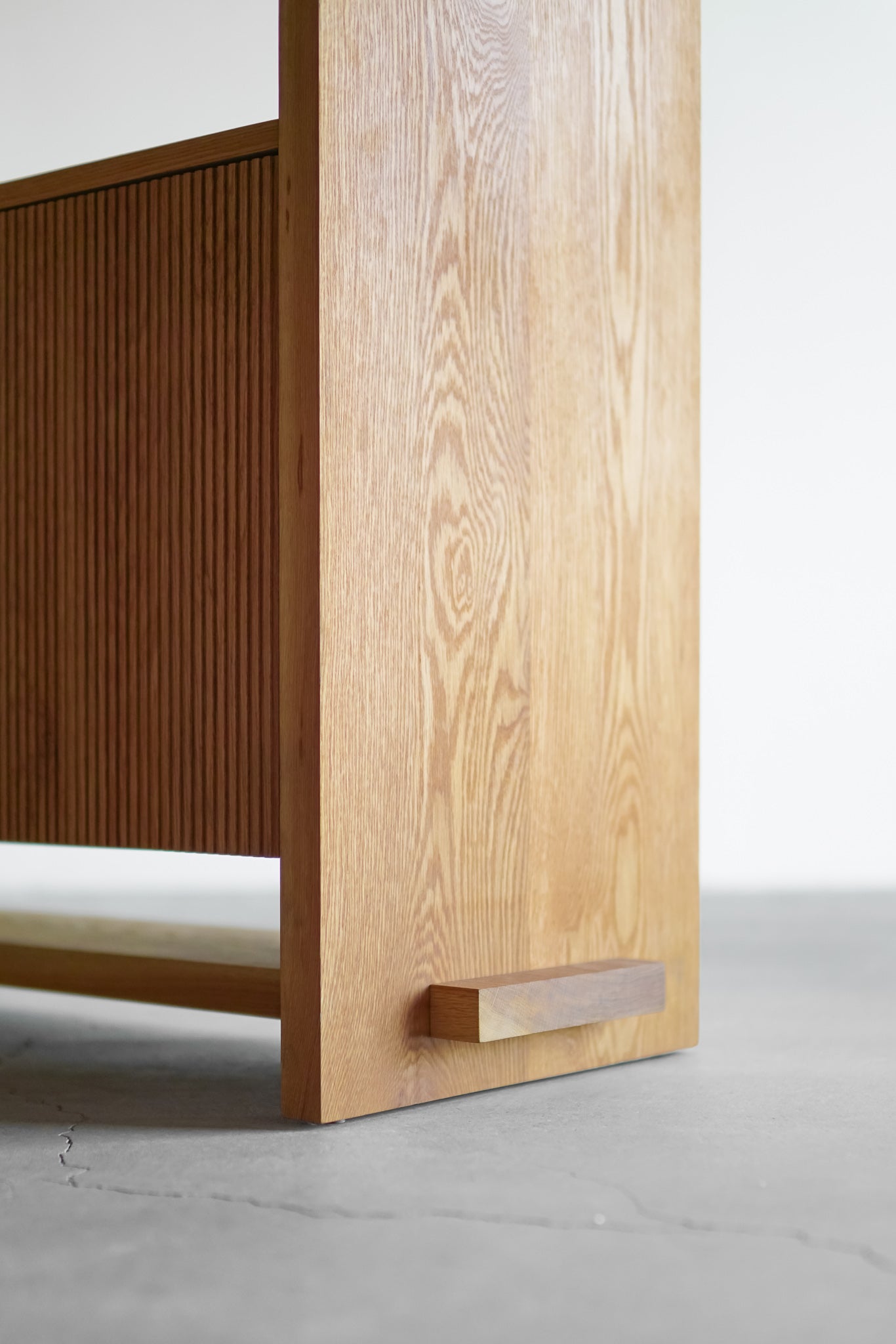 Carter hutch- oak wood close up