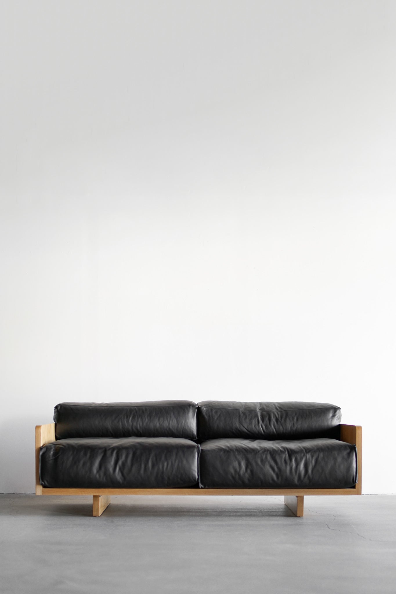 Carter sofa black leather - full shot