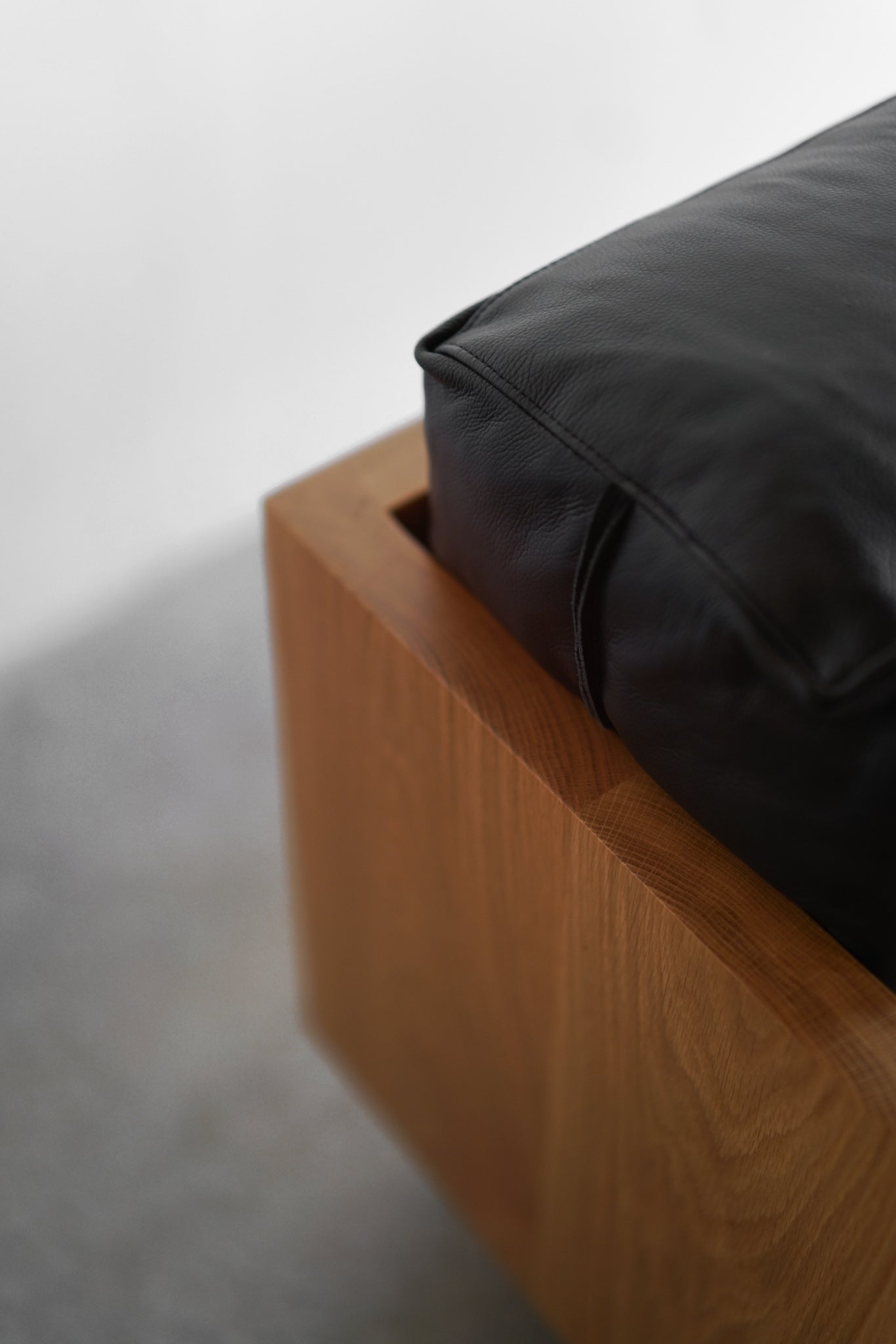 Carter sofa black leather - Top left close up shot