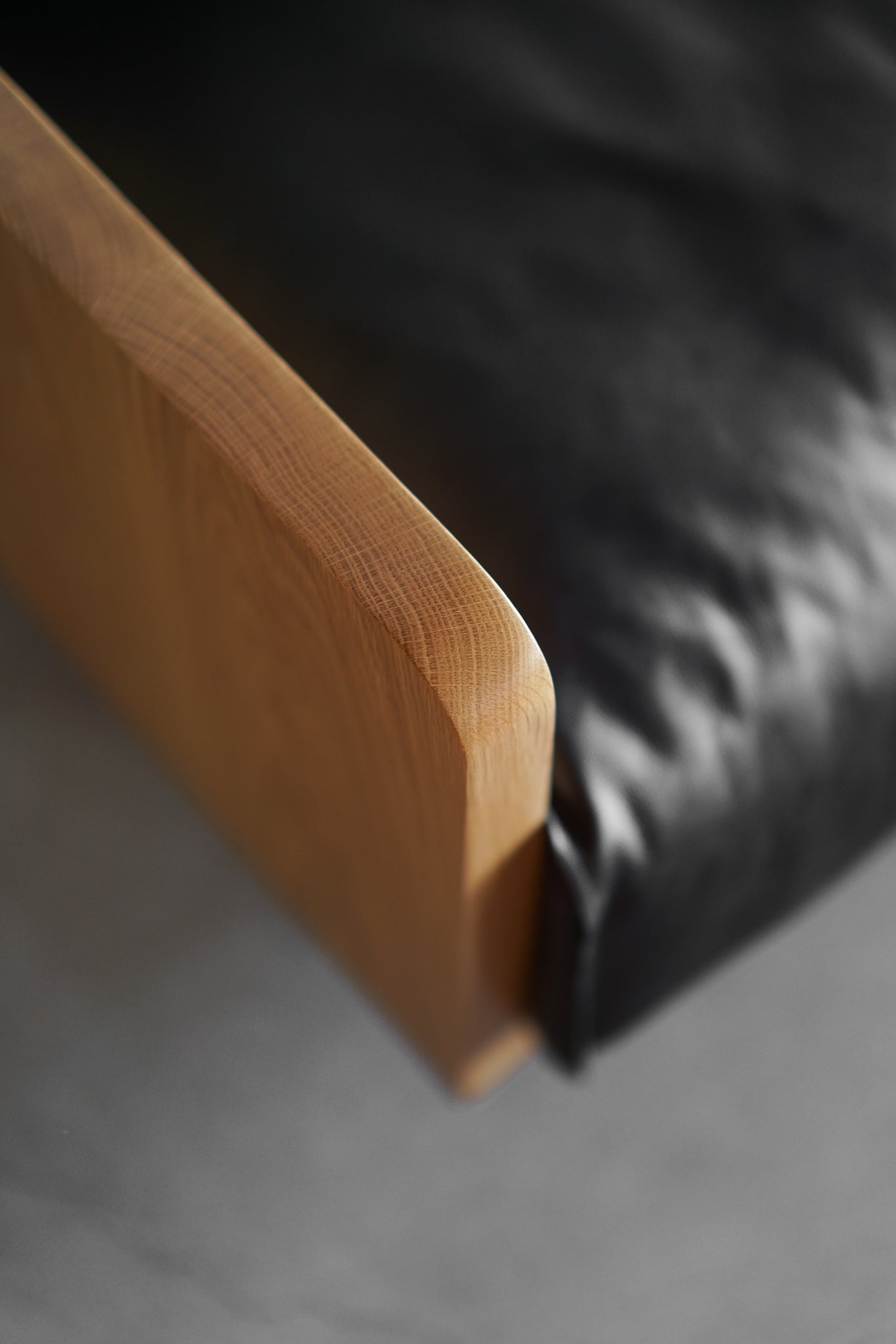 Carter sofa black leather - close up on wood