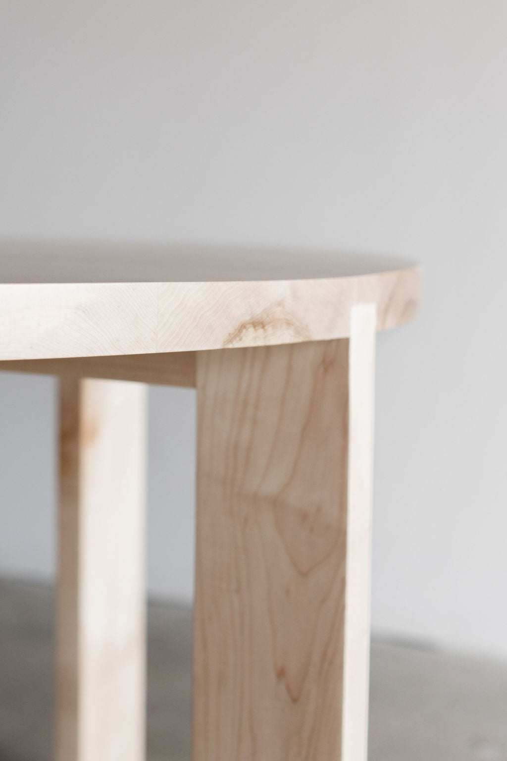 Eve dining table bleached maple - Close up on bleached wood