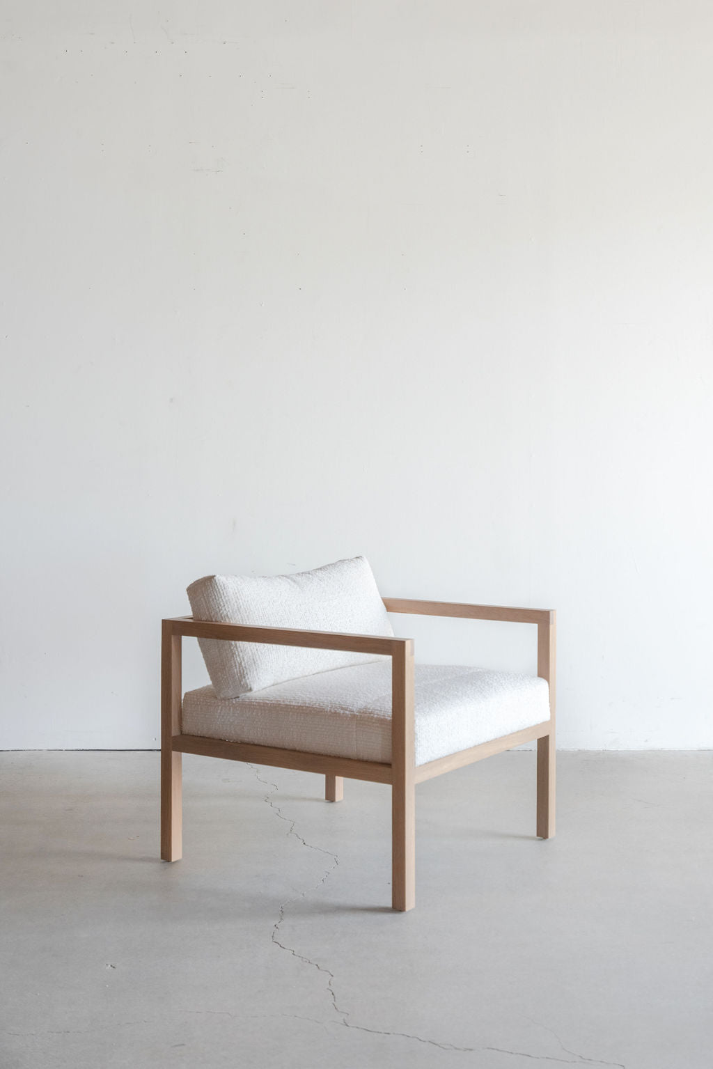 eve lounge chair - full shot