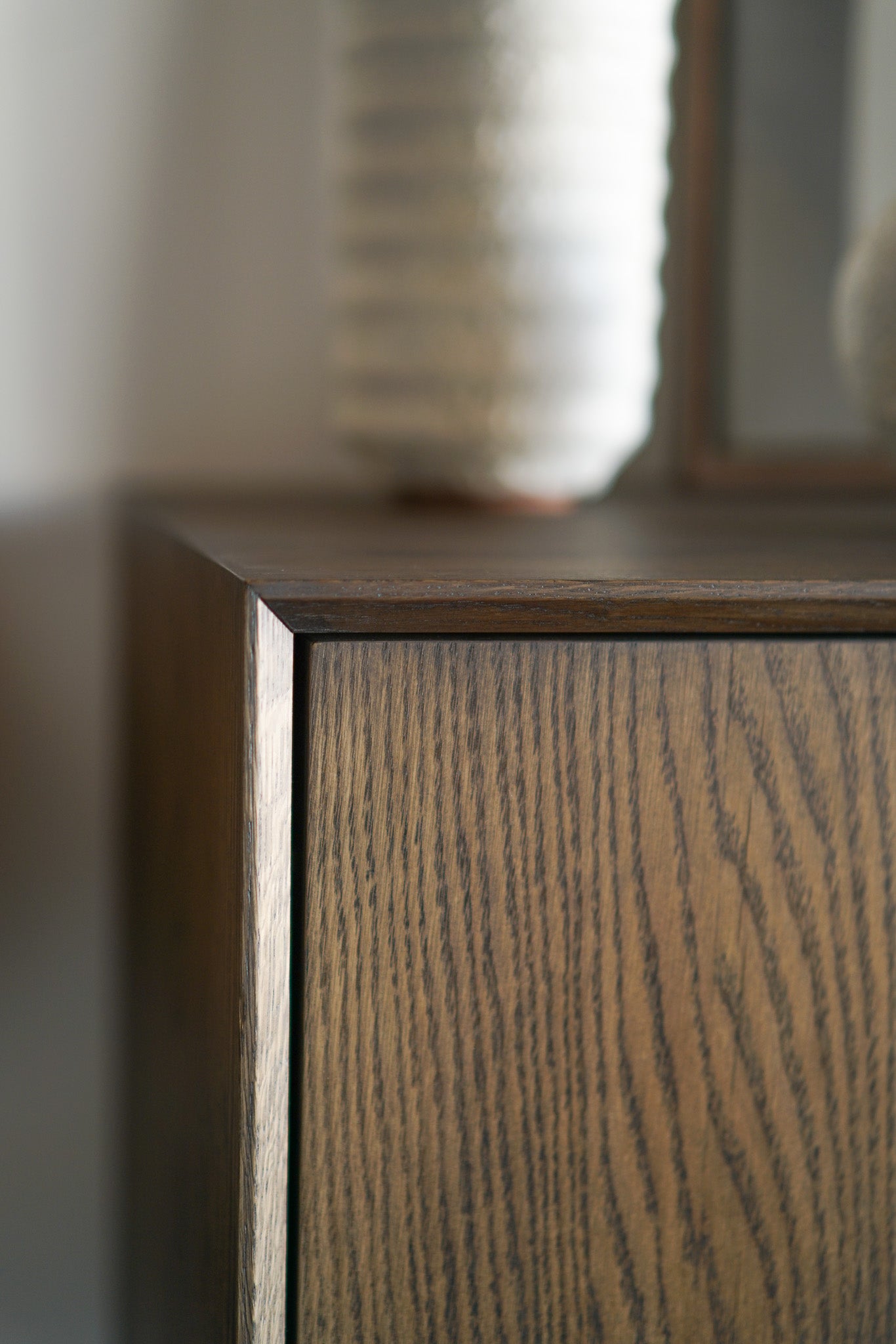 Flores Credenza - left top corner wood close up