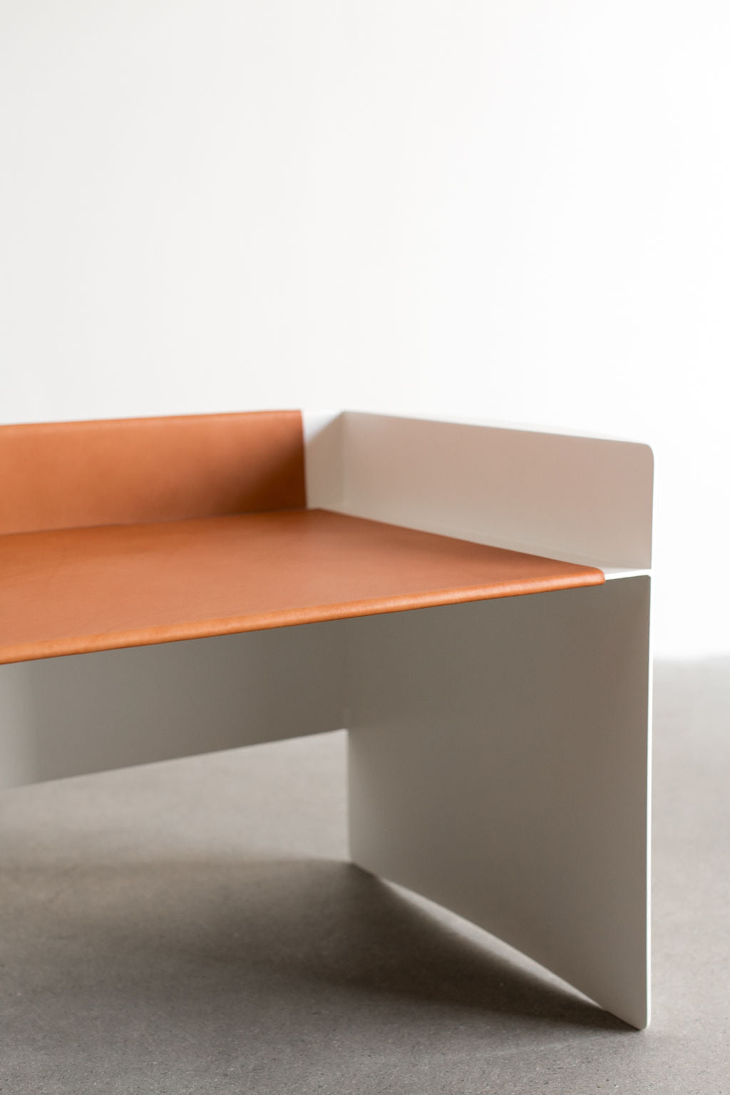 Latigo bench tan - steel bench with leather piece