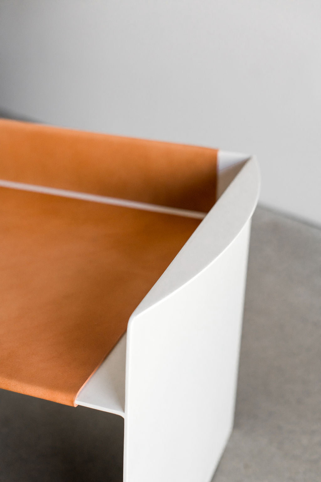 Latigo bench tan - steel bench with leather piece