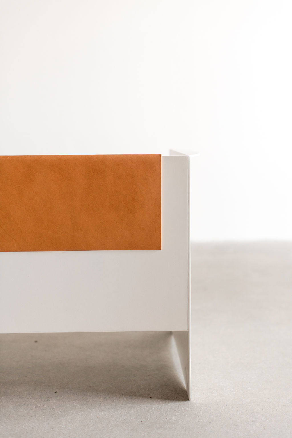Latigo bench tan - steel bench with leather piece