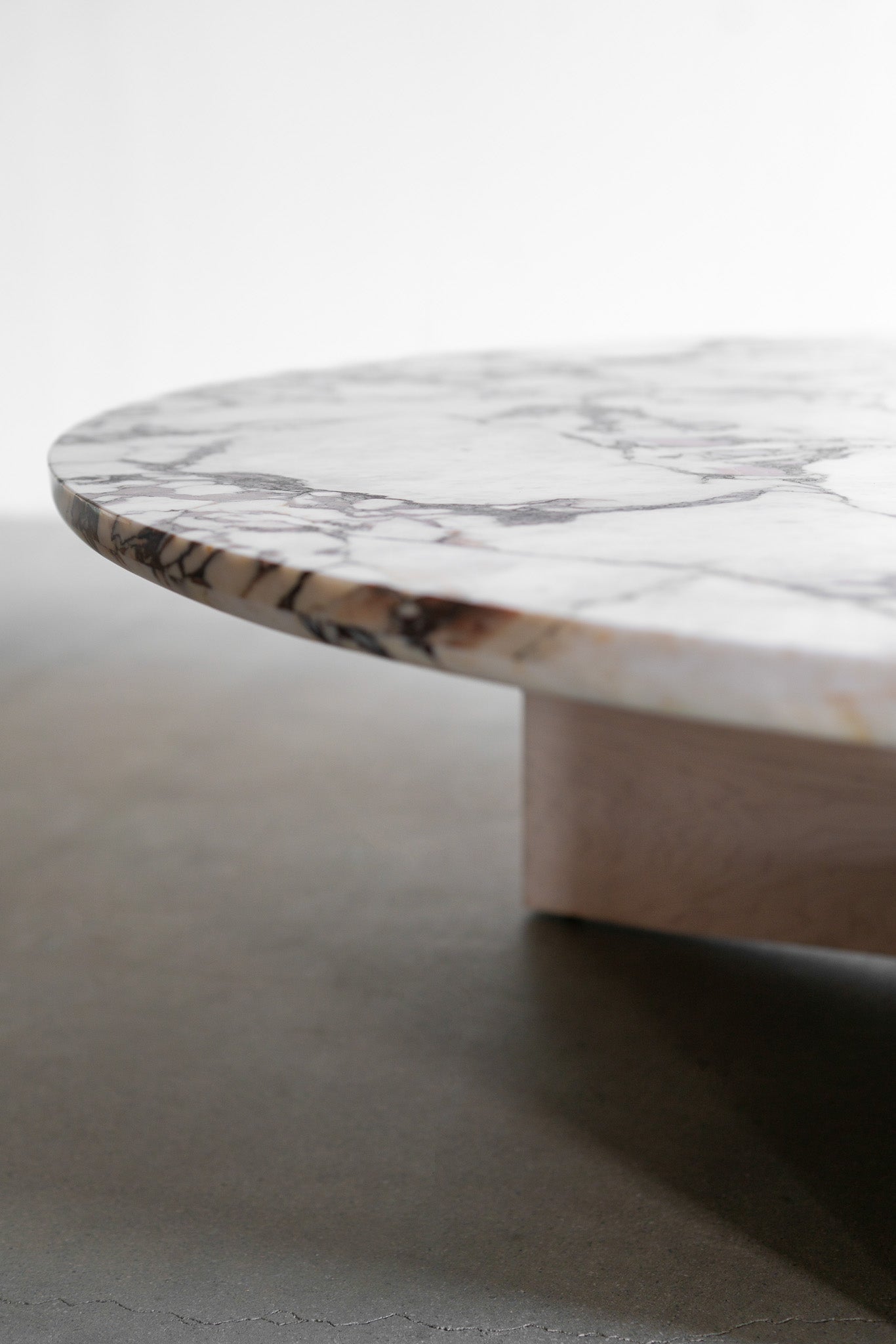 Mira coffee table - close up on marble