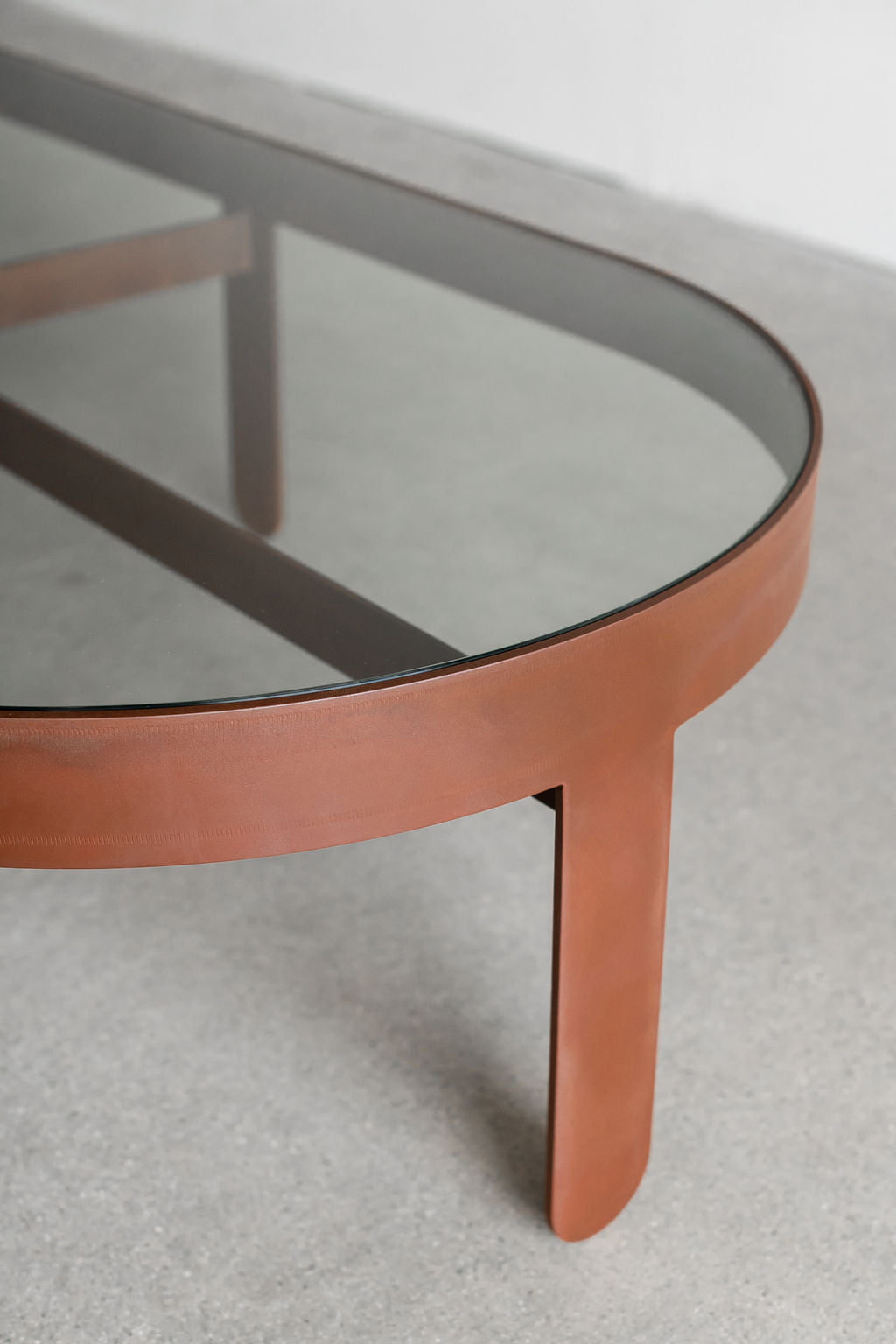 Palmas coffee table Oval - steel patina frame with glass top