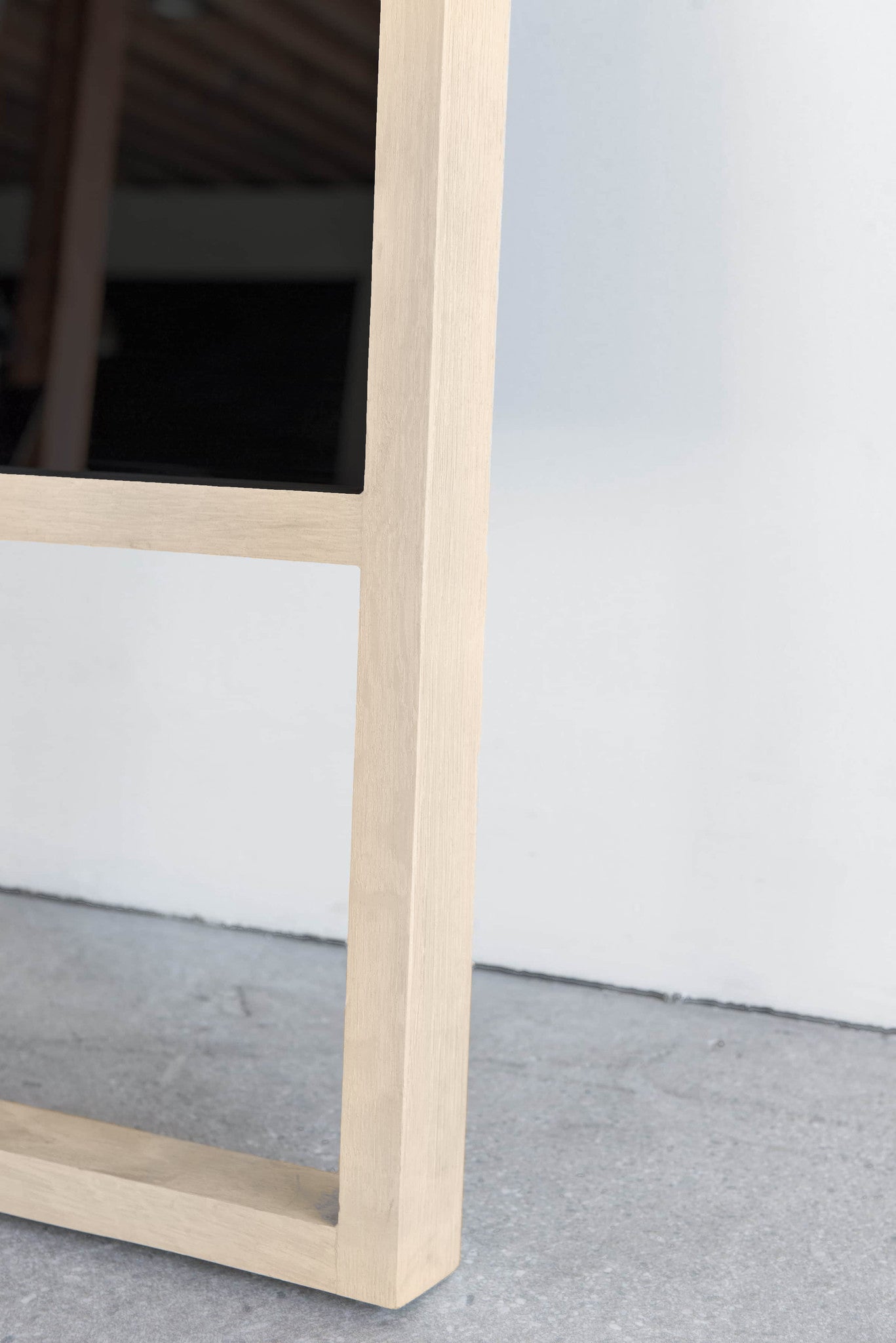 Rivera oak mirror- Oak wood, bottom right leg shot