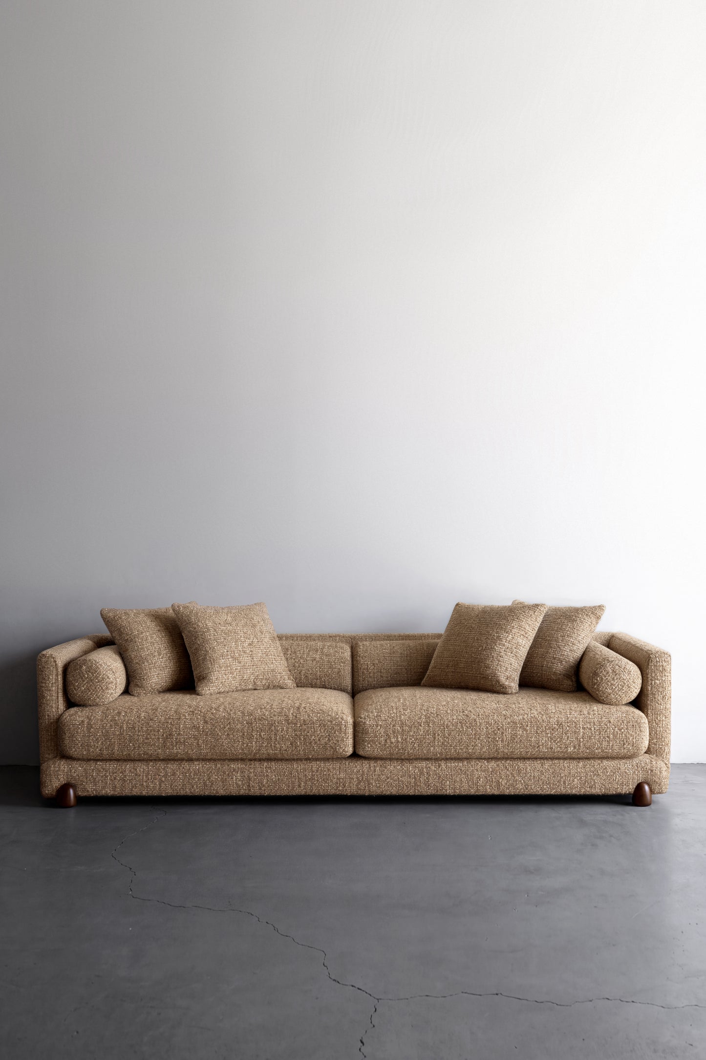 alt_text::Delano Sofa - shot of left side||color::Santorini||show_in_gallery::true||position::first
