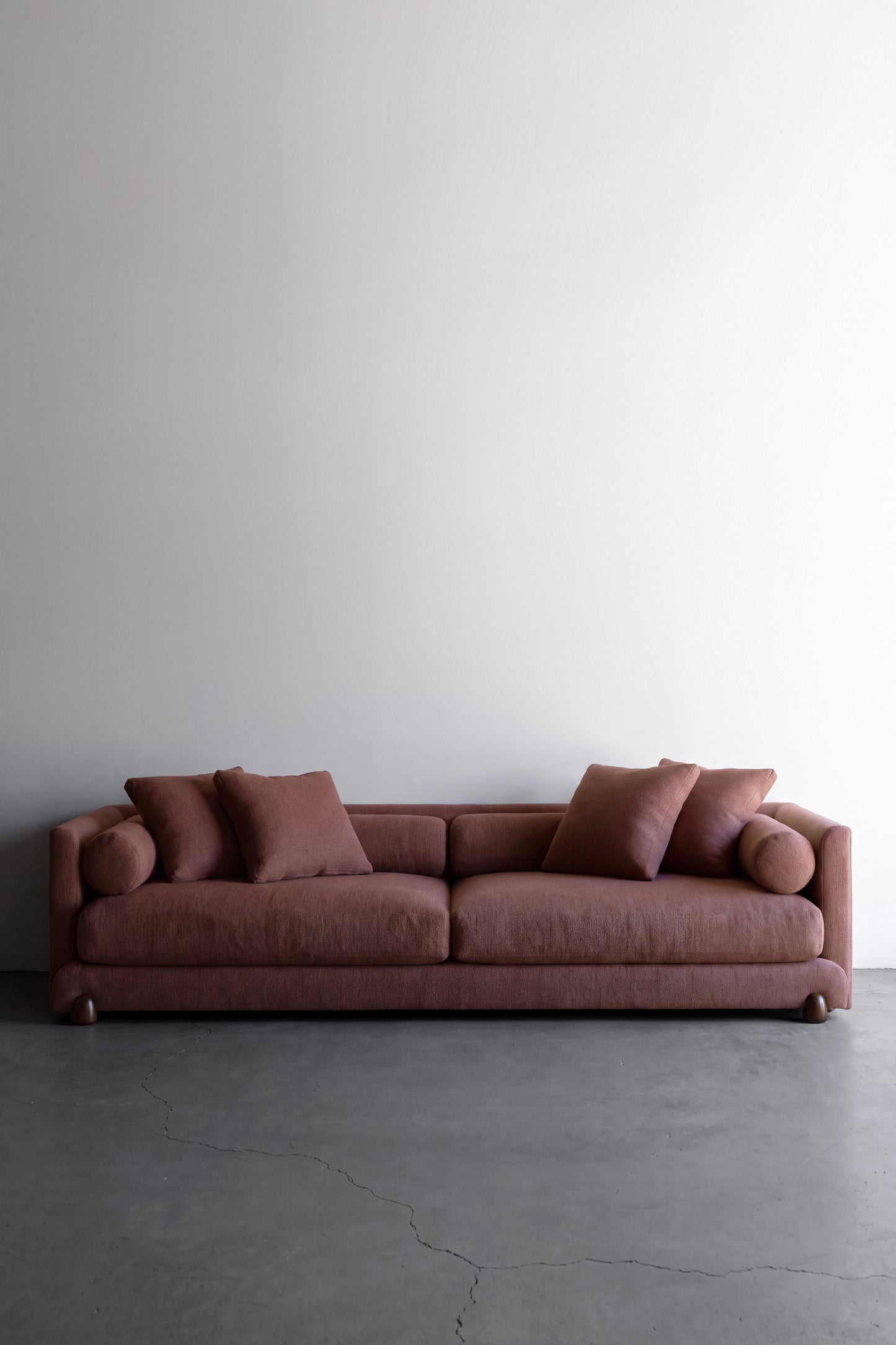 alt_text::Delano Sofa - shot of left side||color::COM // Trade Members Only||show_in_gallery::true||position::first