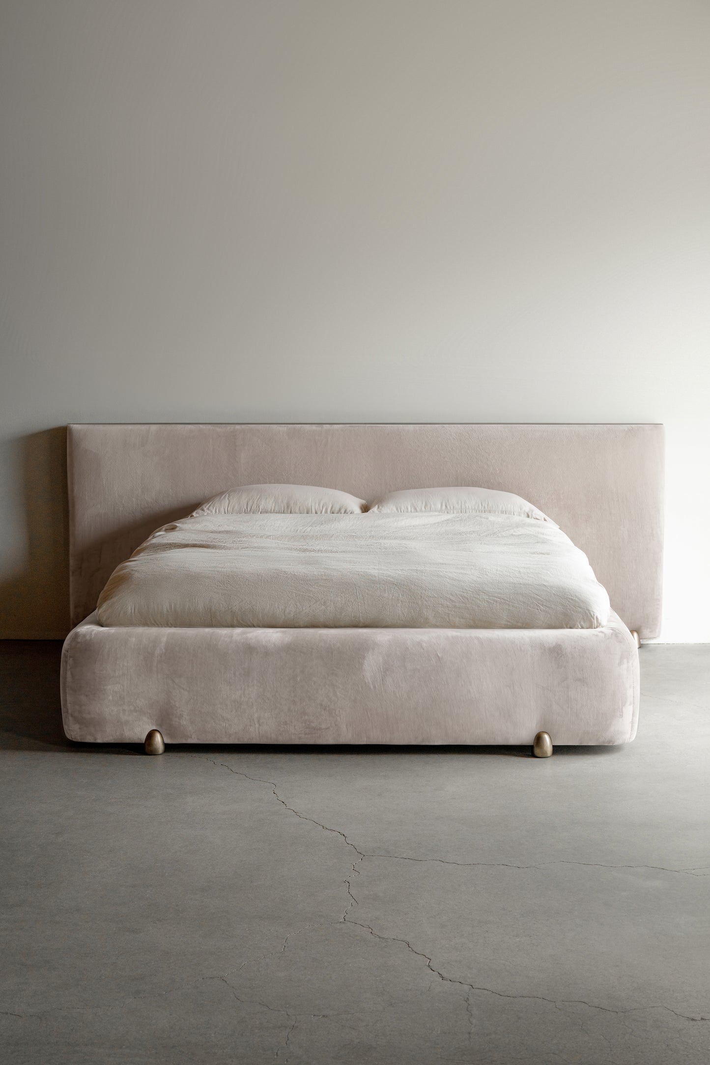 alt_text::Delano Bed- shot of left side||color::Buff||show_in_gallery::true||position::first