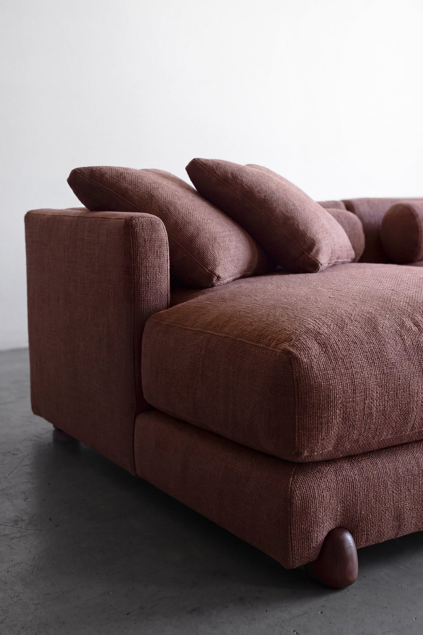 alt_text::Delano Sofa Sectional (Two Piece)- shot of left side||color::Rouge||show_in_gallery::true||position::first