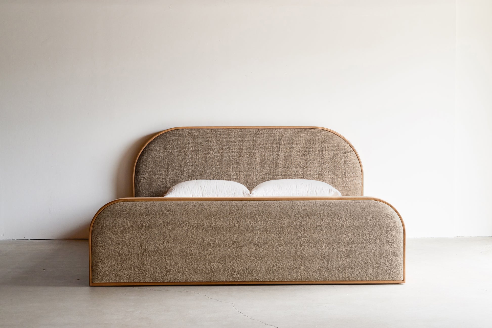 alt_text::Entrada Bed- shot of left side||color::Santorini||show_in_gallery::true||position::first
