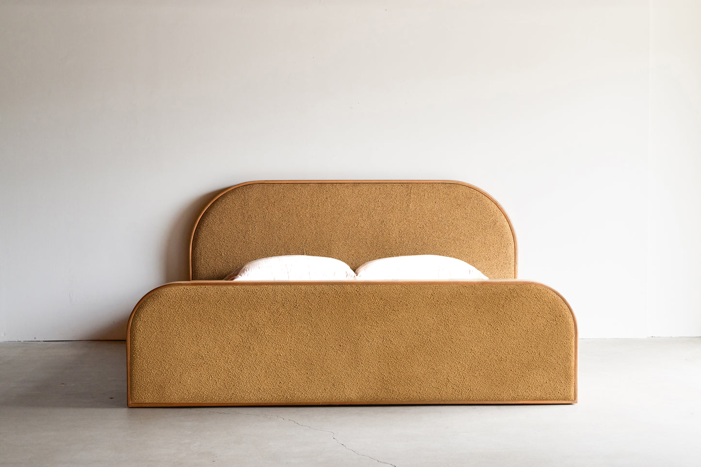 alt_text::Entrada Bed- shot of left side||color::Karat||show_in_gallery::true||position::first
