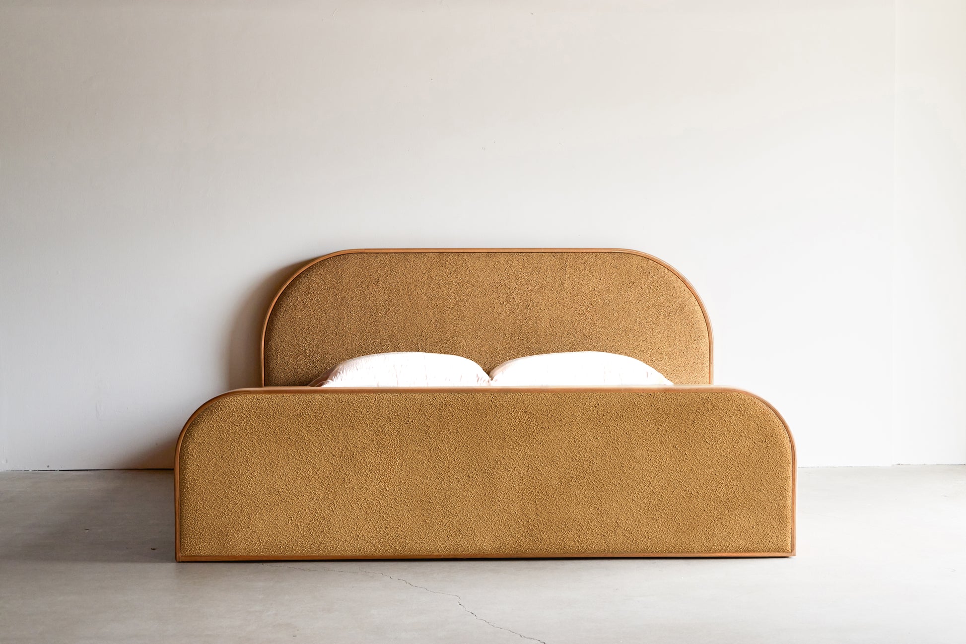 alt_text::Entrada Bed- shot of left side||color::Karat||show_in_gallery::true||position::first
