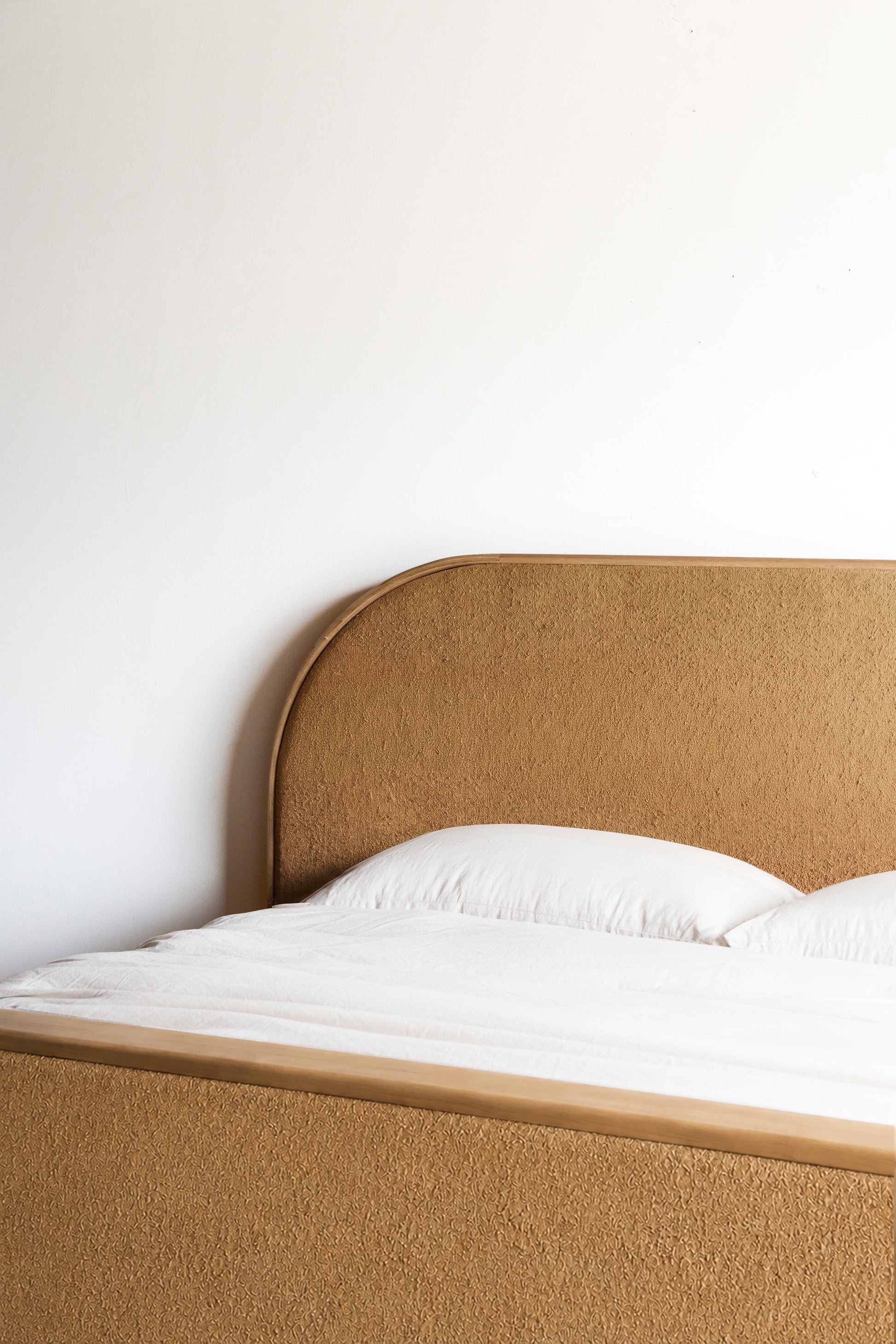 alt_text::Entrada Bed- shot of left side||color::Karat||show_in_gallery::true||position::first

