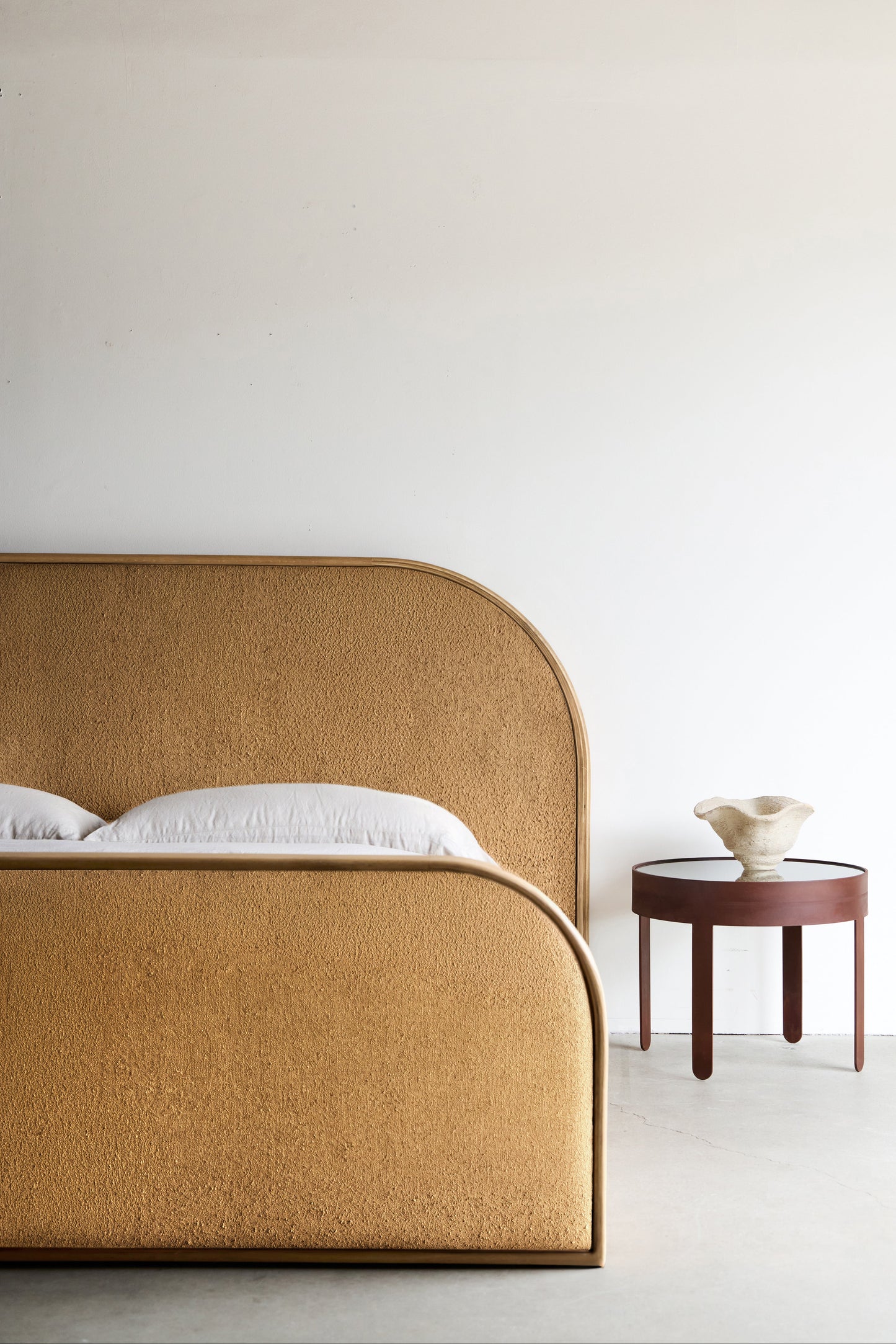 alt_text::Entrada Bed- shot of left side||color::Karat||show_in_gallery::true||position::first
