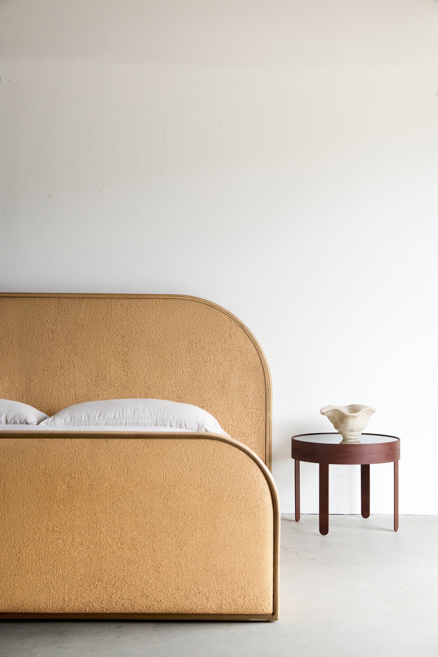 alt_text::Entrada Bed- shot of left side||color::COM // Trade Members Only||show_in_gallery::true||position::first