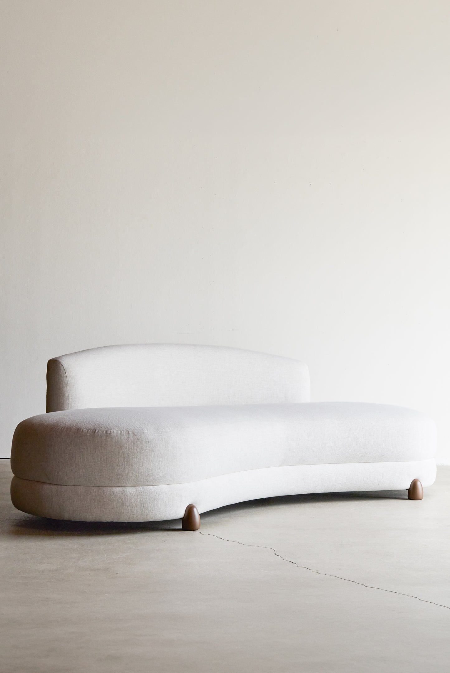 alt_text::Delano Settee- shot of left side||color::COM // Trade Members Only||show_in_gallery::true||position::first