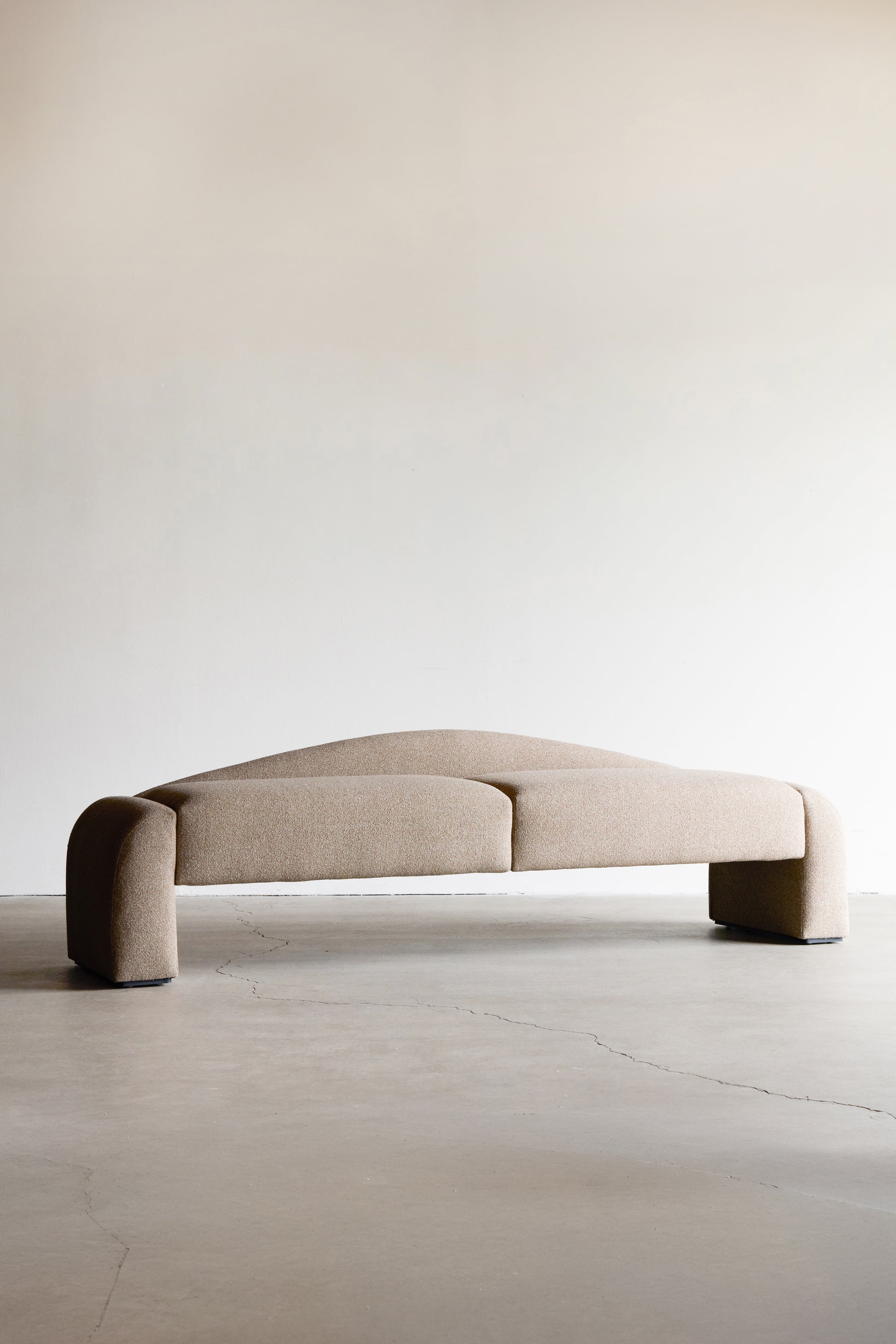 alt_text::Delano Bench- shot of left side||color::COM // Trade Members Only||show_in_gallery::true||position::first
