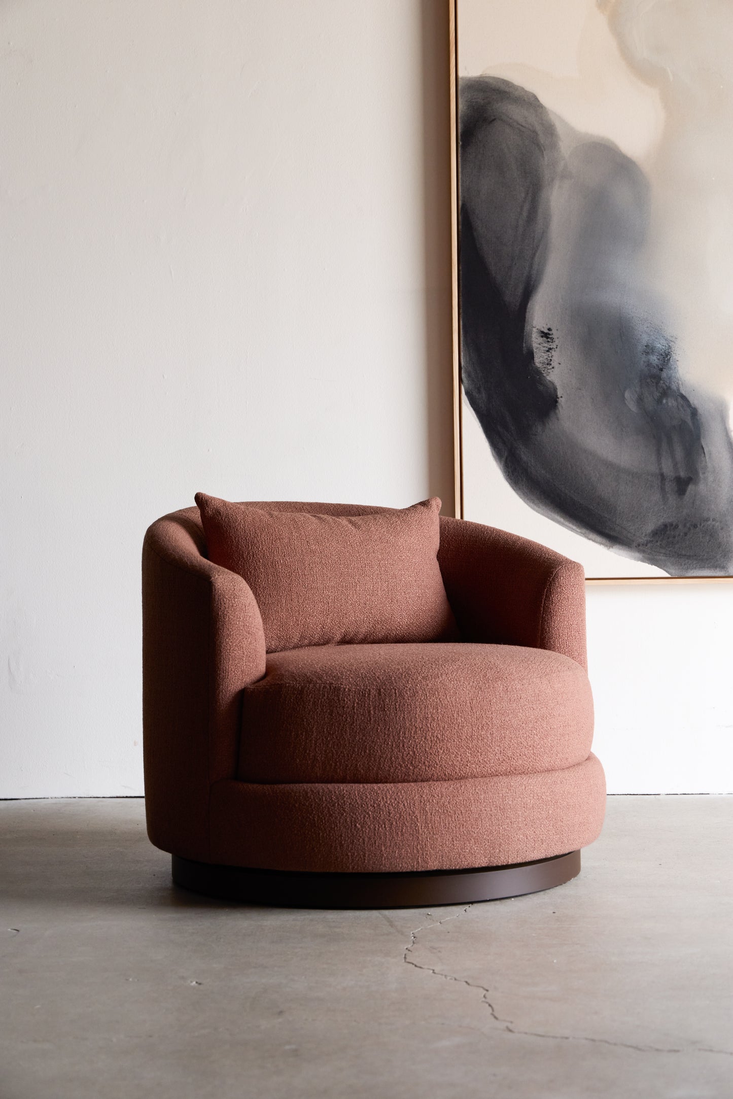 alt_text::Delano Accent Chair - shot of left side||color::Rouge||show_in_gallery::true||position::first
