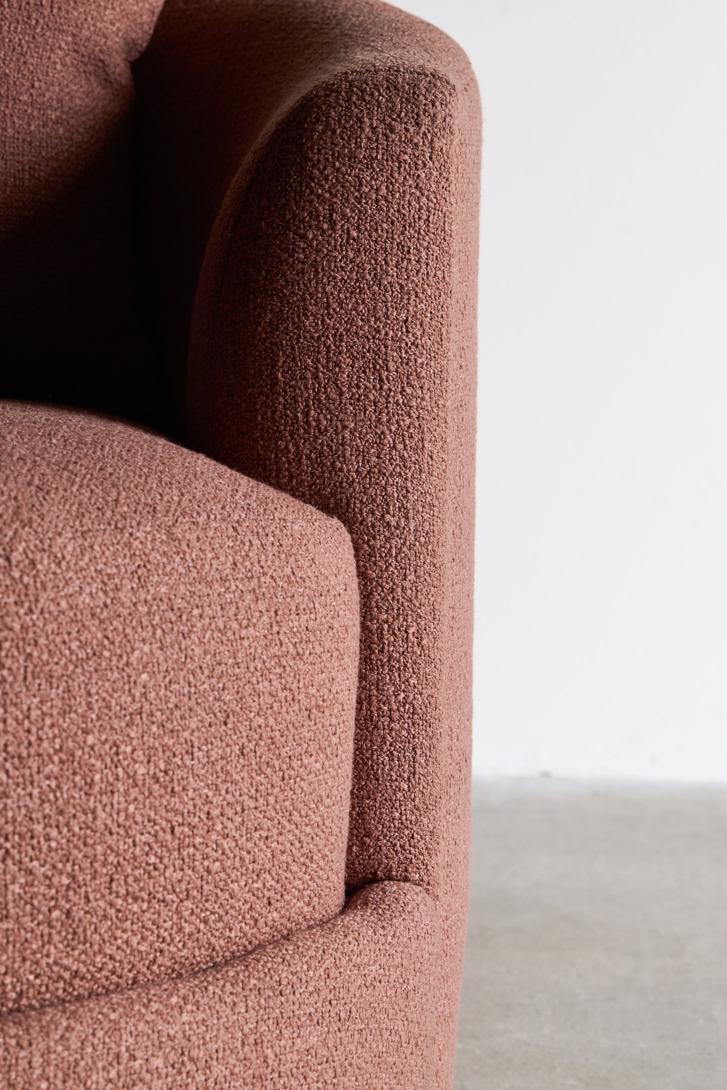 alt_text::Delano Sofa Sectional - shot of left side||color::Rouge||show_in_gallery::true||position::first