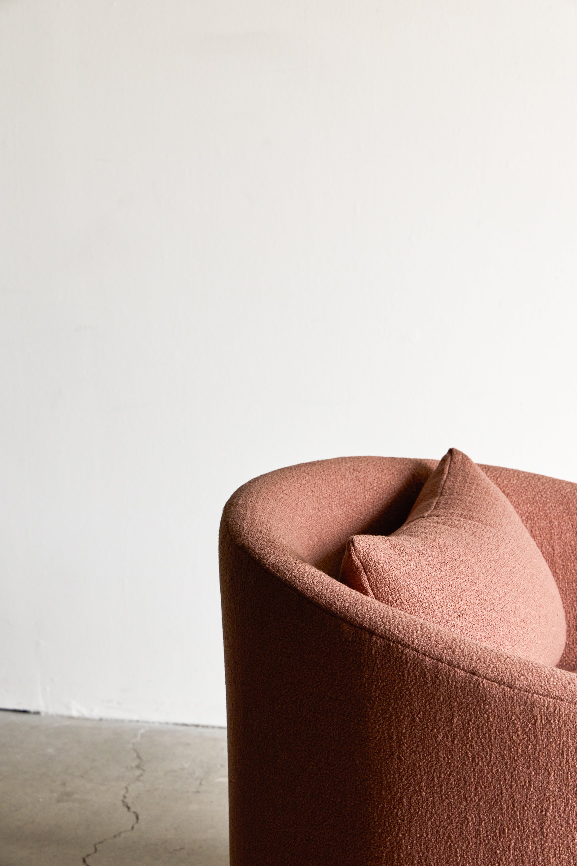 alt_text::Delano Sofa Sectional - shot of left side||color::Rouge||show_in_gallery::true||position::first