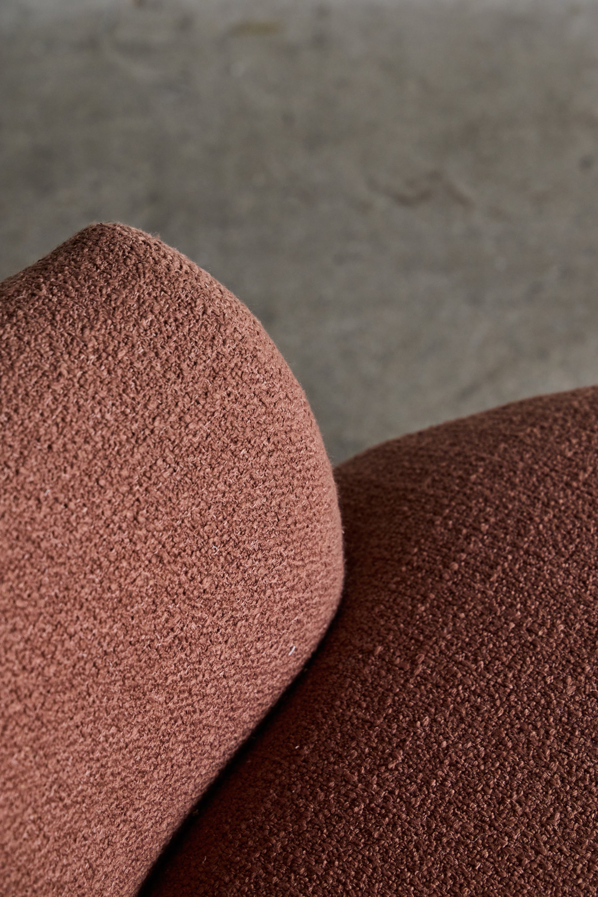 alt_text::Delano Sofa Sectional - shot of left side||color::Rouge||show_in_gallery::true||position::first