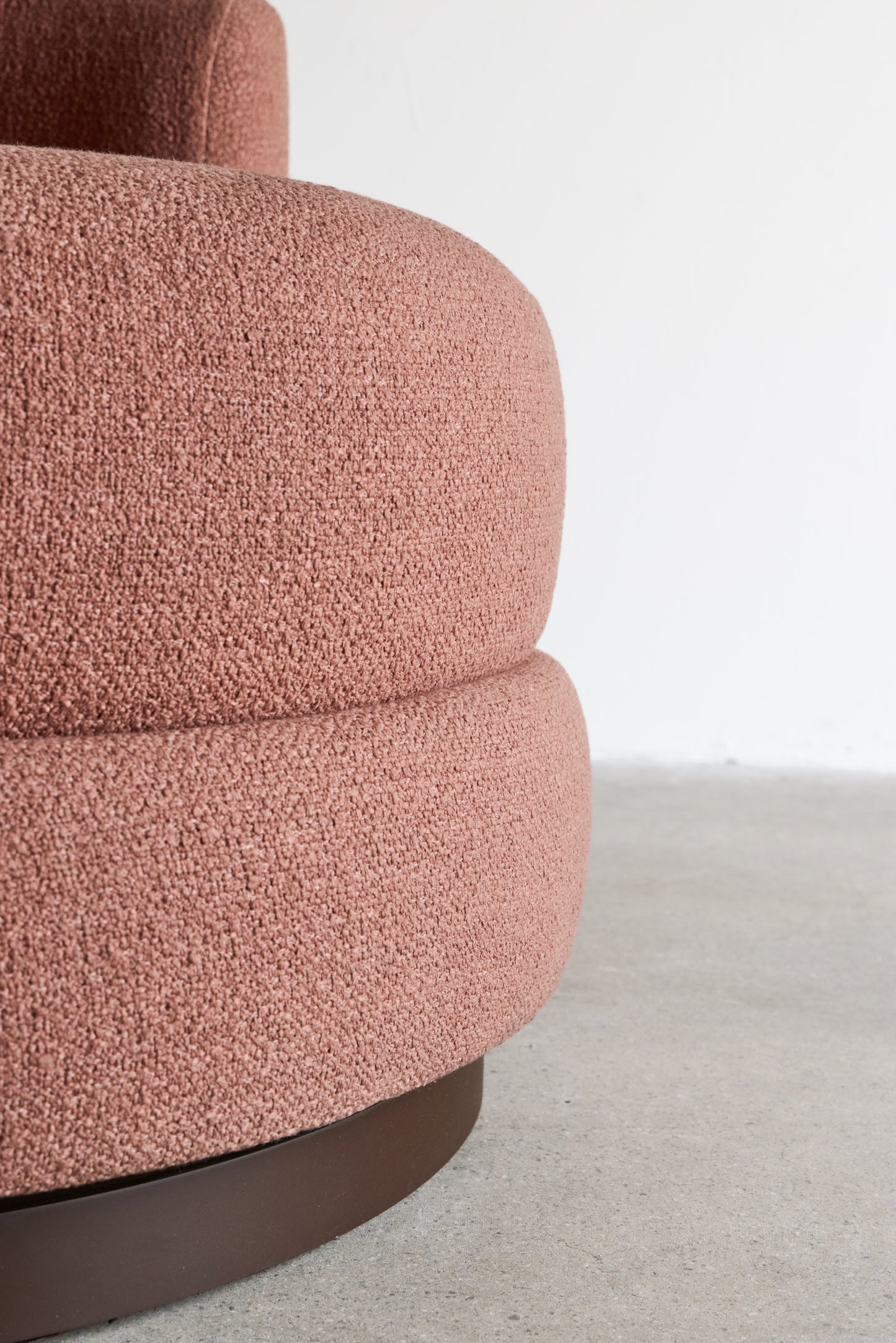 alt_text::Delano Sofa Sectional - shot of left side||color::Rouge||show_in_gallery::true||position::first