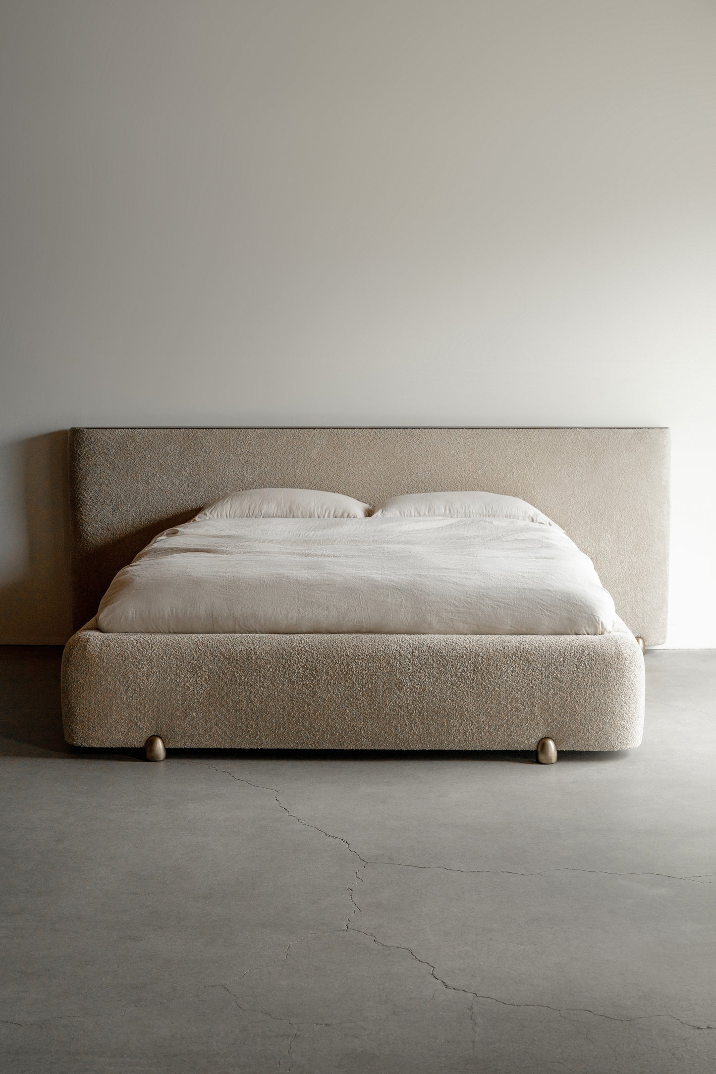 alt_text::Delano Bed- shot of left side||color::Latte||show_in_gallery::true||position::first