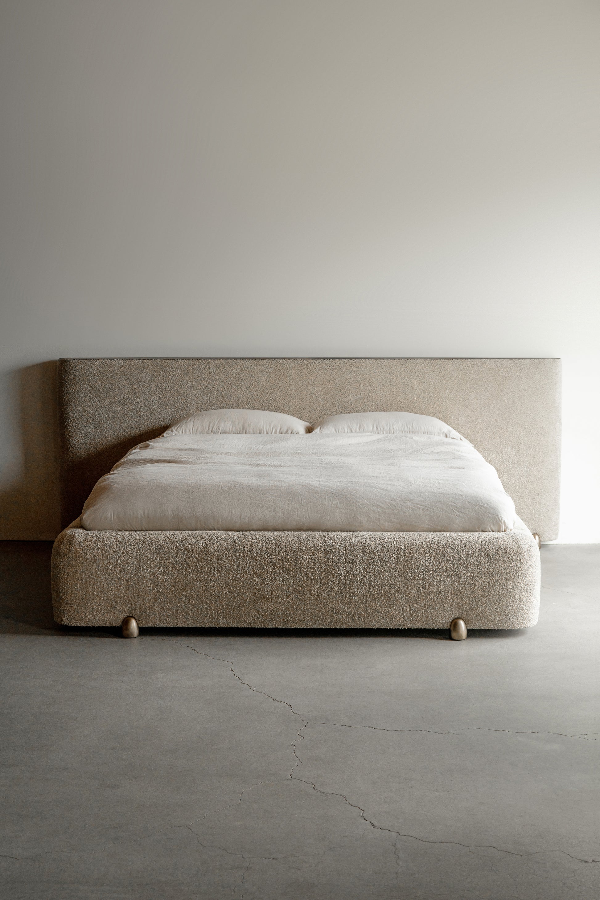 alt_text::Delano Bed- shot of left side||color::Latte||show_in_gallery::true||position::first