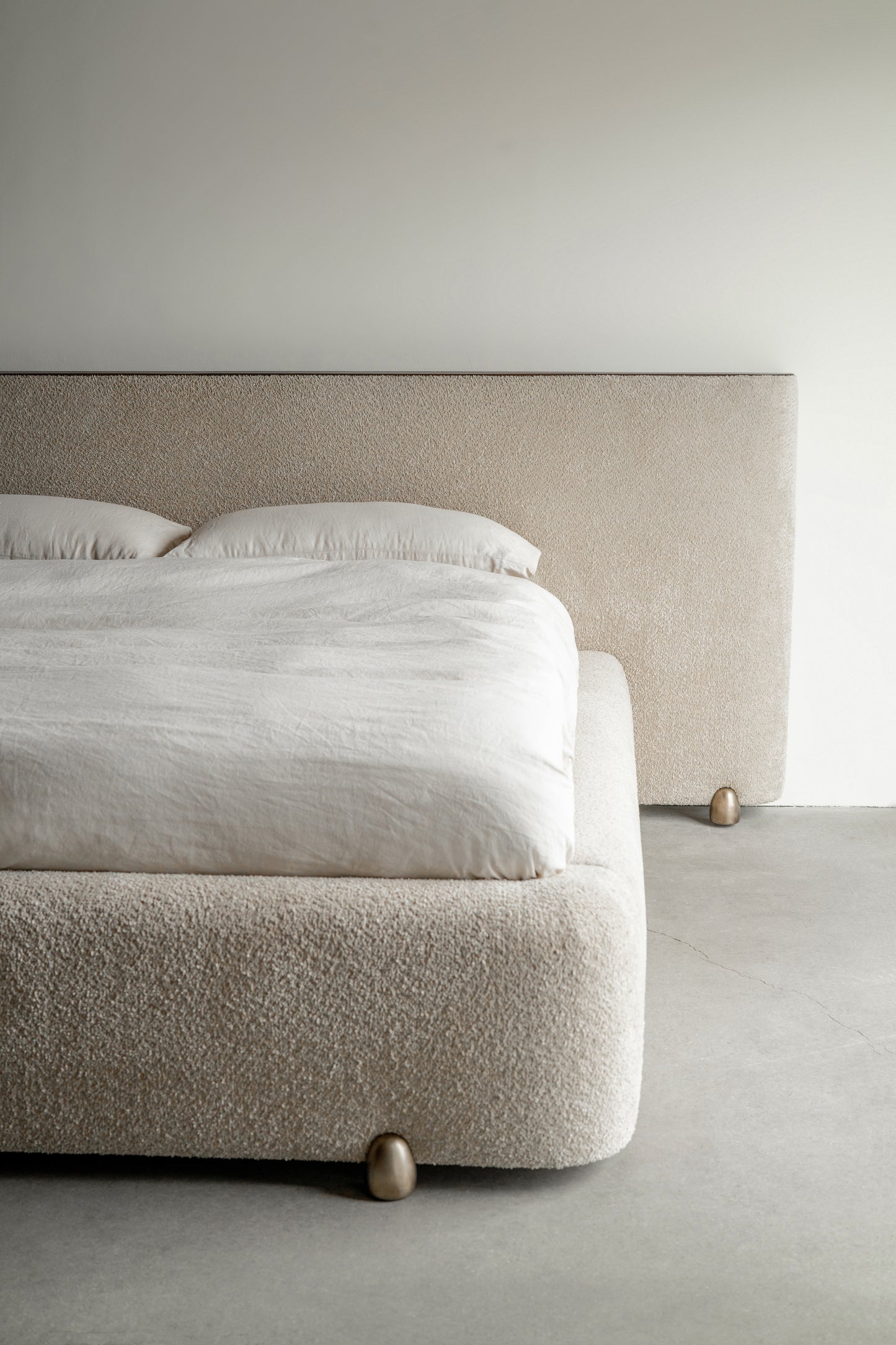 alt_text::Delano Bed- shot of left side||color::Latte||show_in_gallery::true||position::first