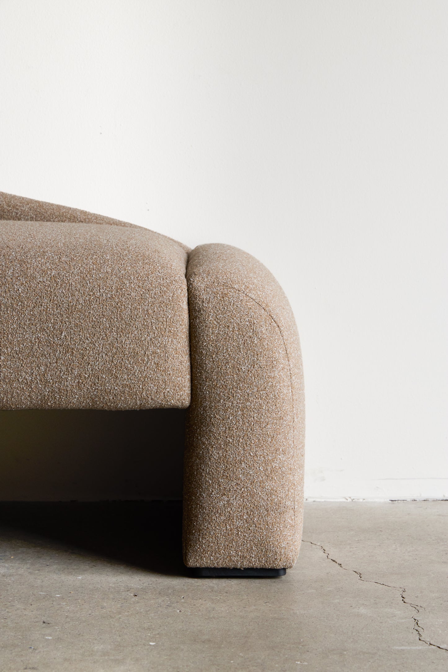 alt_text::Delano Bench - shot of left side||color::Murano||show_in_gallery::true||position::first