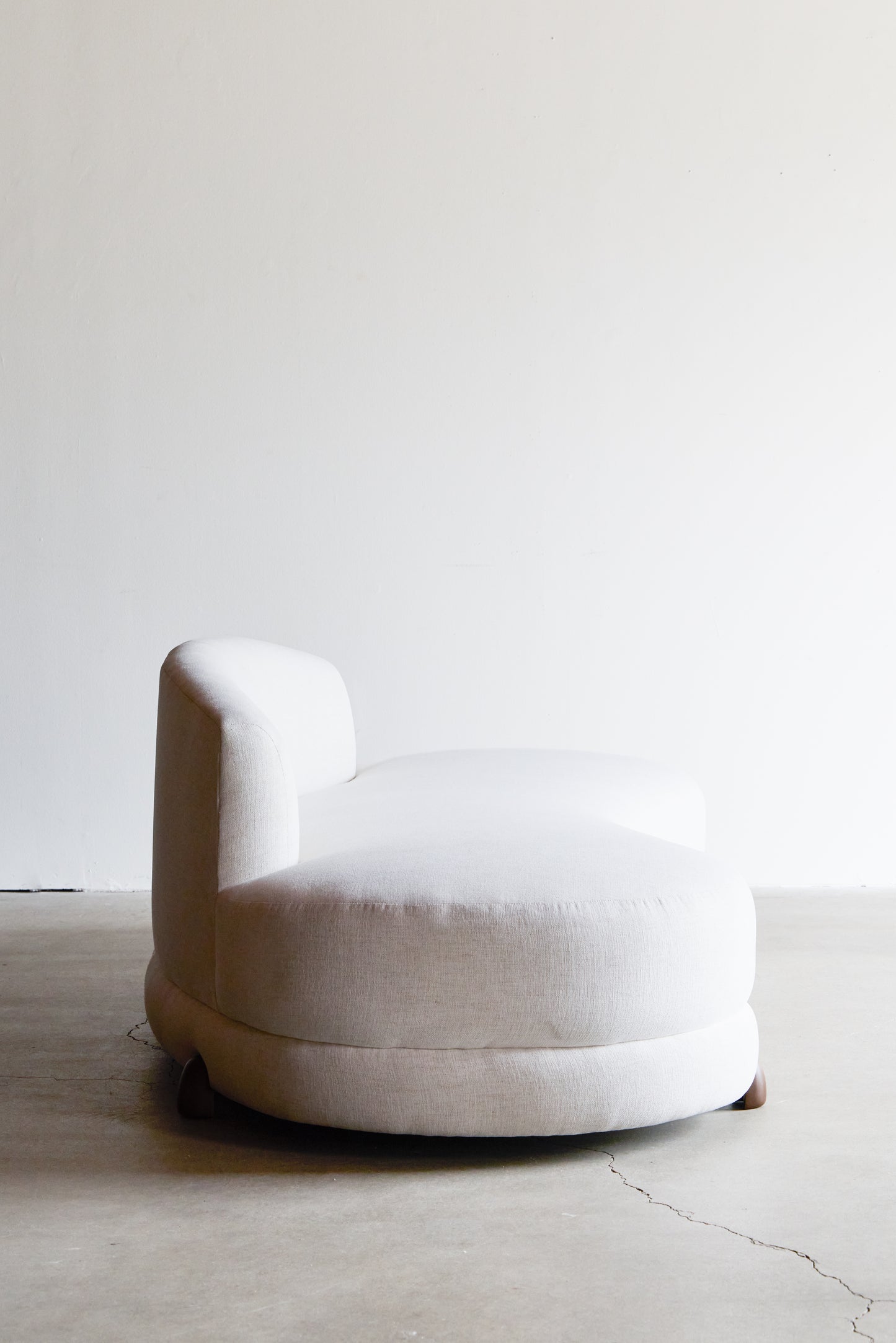 alt_text::Delano Settee - shot of left side||color::Eggshell||show_in_gallery::true||position::first