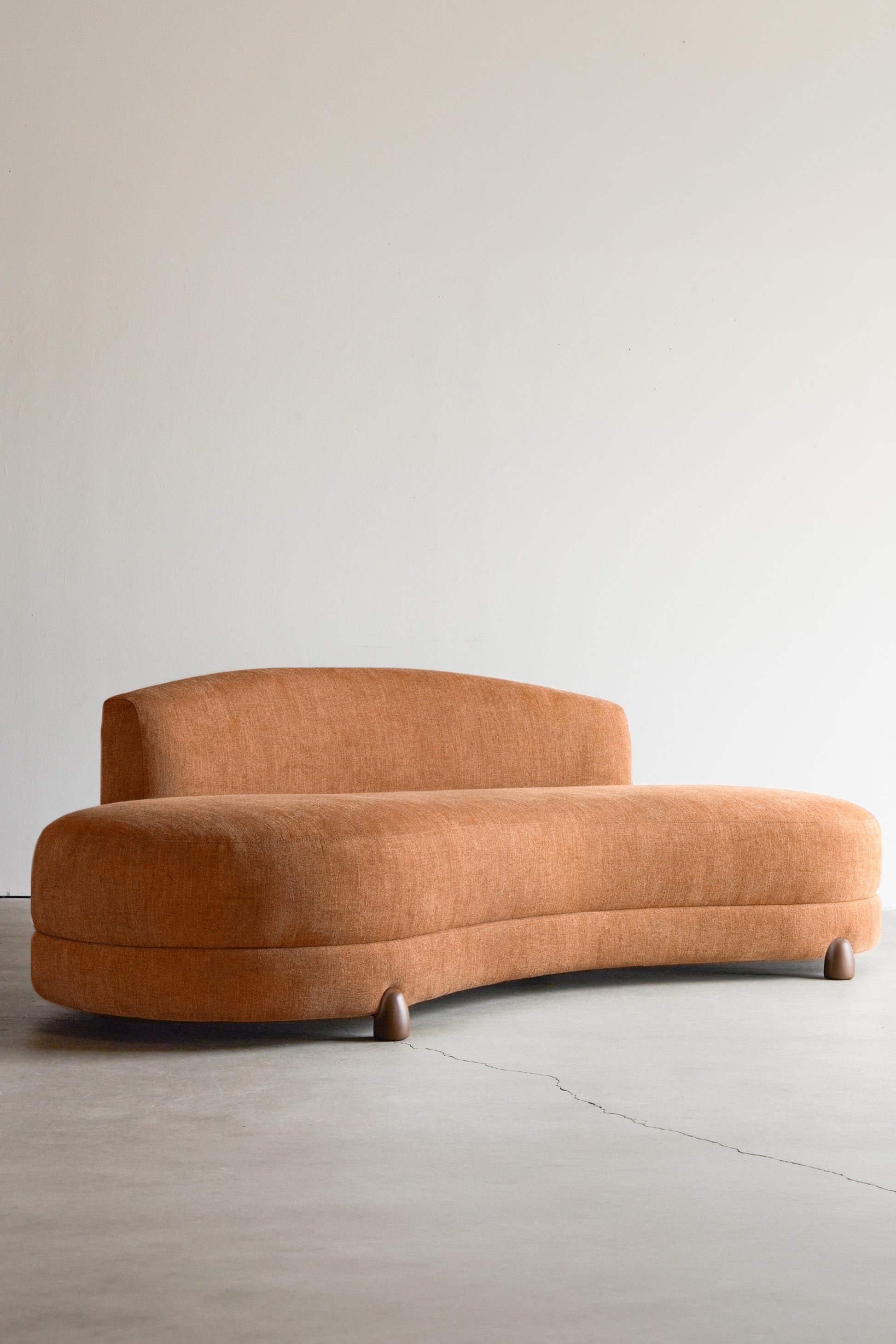 alt_text::Delano Settee- shot of left side||color::Amber||show_in_gallery::true||position::first