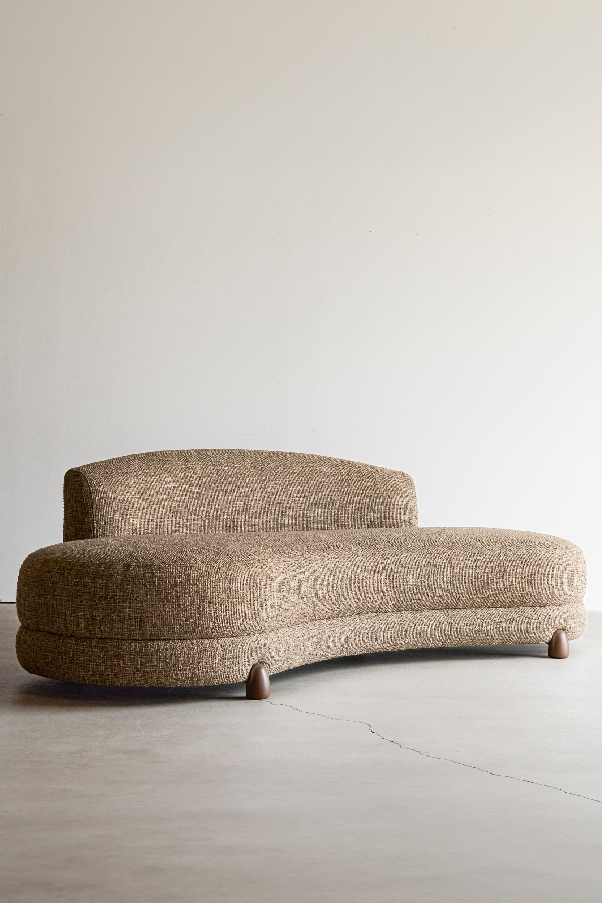 alt_text::Delano Settee- shot of left side||color::Santorini||show_in_gallery::true||position::first