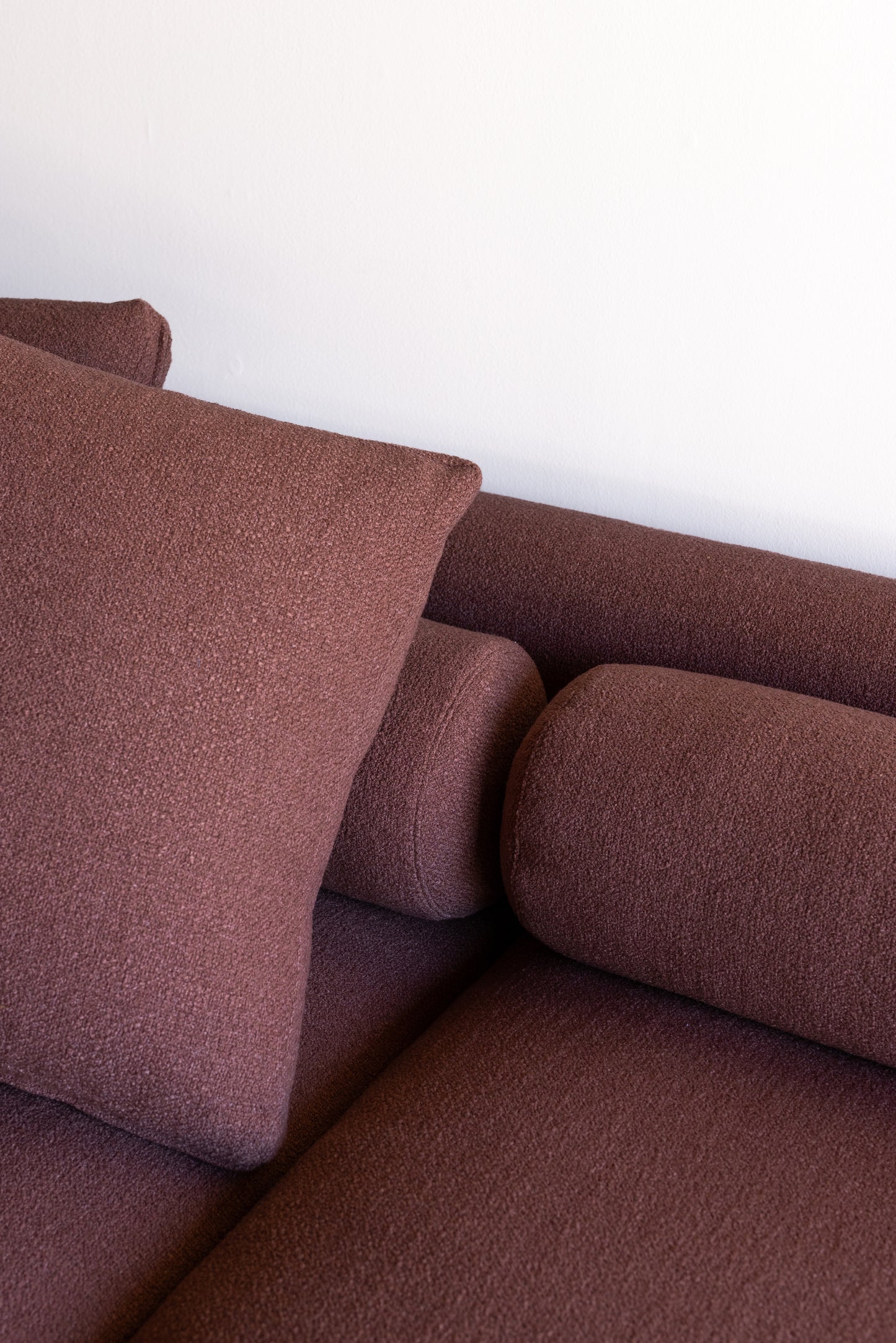 alt_text::Delano Sofa Sectional - shot of left side||color::Rouge||show_in_gallery::true||position::first