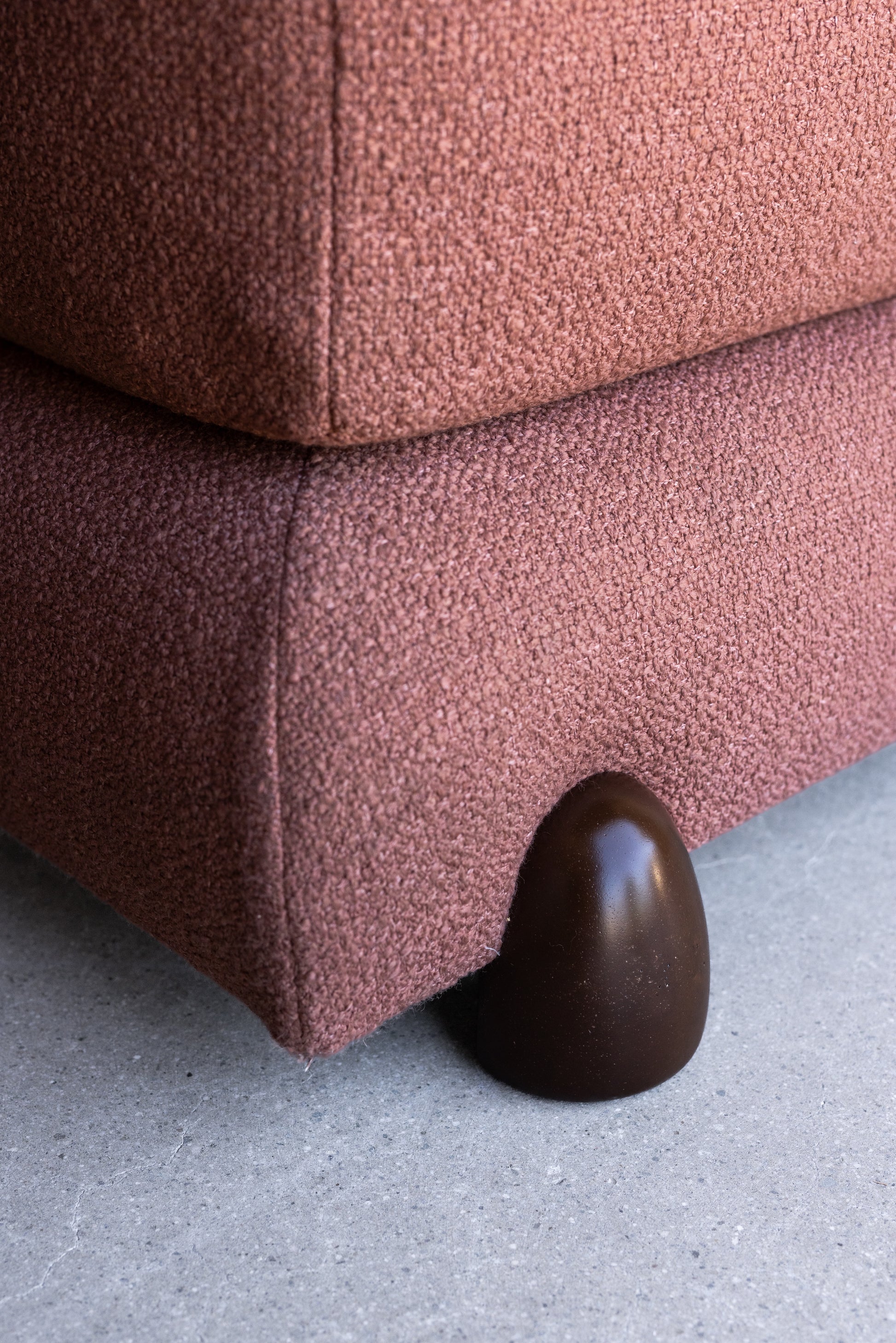 alt_text::Delano Sofa Sectional - shot of left side||color::Rouge||show_in_gallery::true||position::first