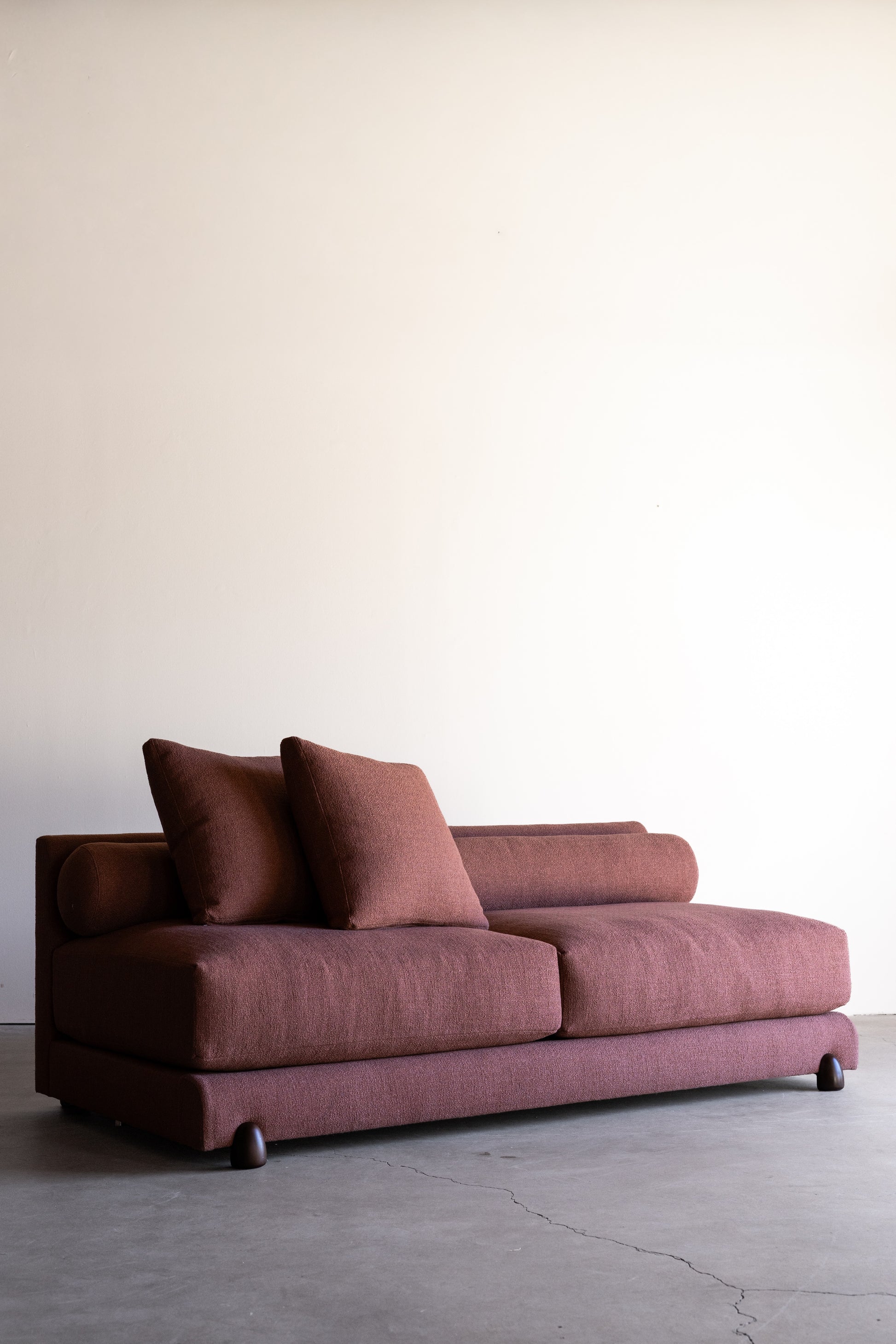 alt_text::Delano Sofa Sectional - shot of left side||color::Rouge||show_in_gallery::true||position::first