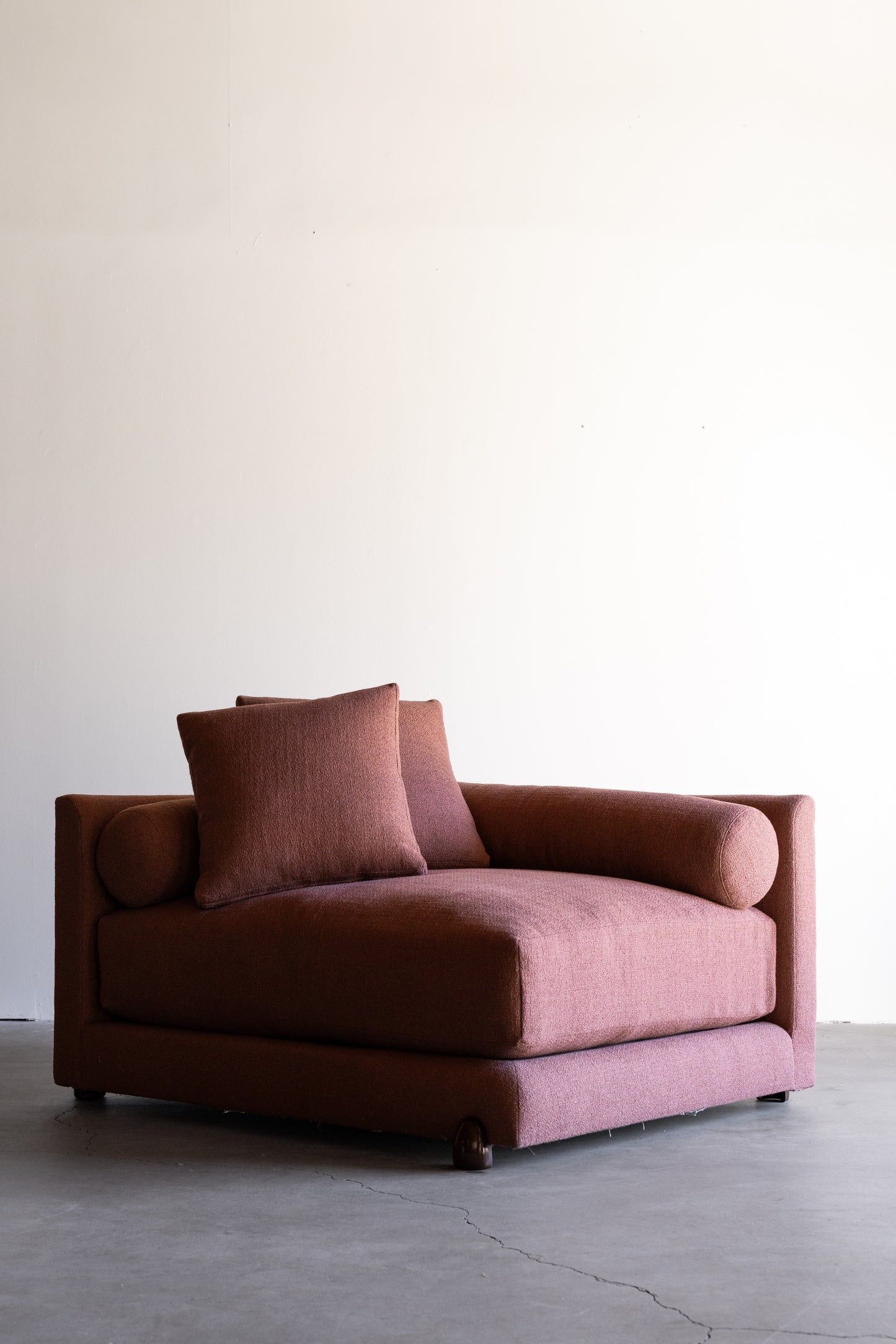 alt_text::Delano Sofa Sectional - shot of left side||color::Rouge||show_in_gallery::true||position::first