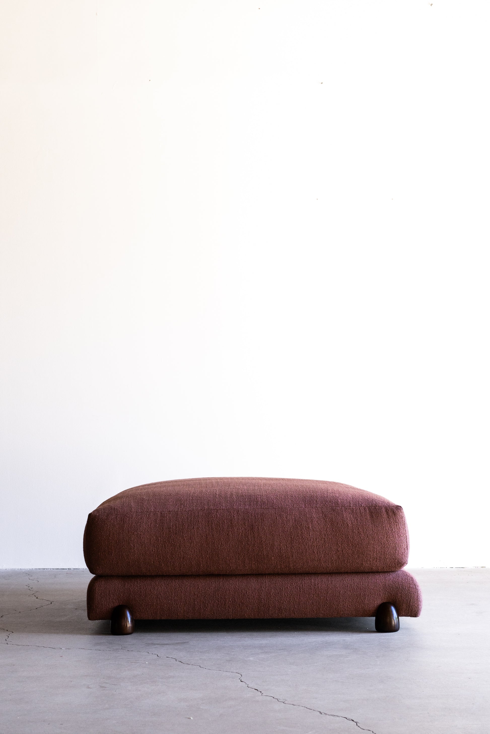 alt_text::Delano Sofa Sectional - shot of left side||color::Rouge||show_in_gallery::true||position::first