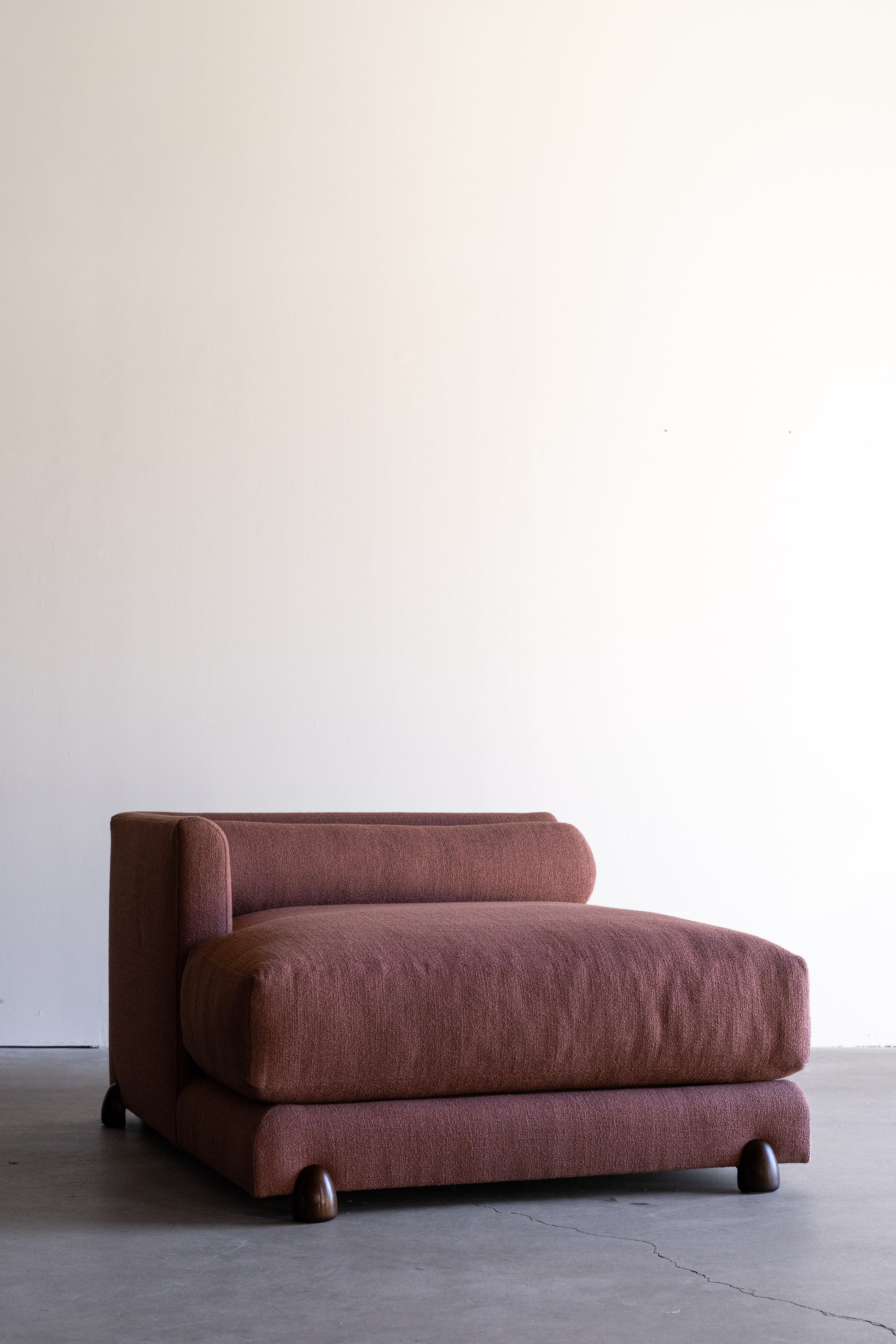 alt_text::Delano Sofa Sectional - shot of left side||color::Rouge||show_in_gallery::true||position::first