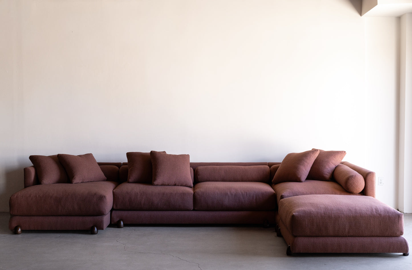 alt_text::Delano Sofa Sectional - shot of left side||color::Rouge||show_in_gallery::true||position::first