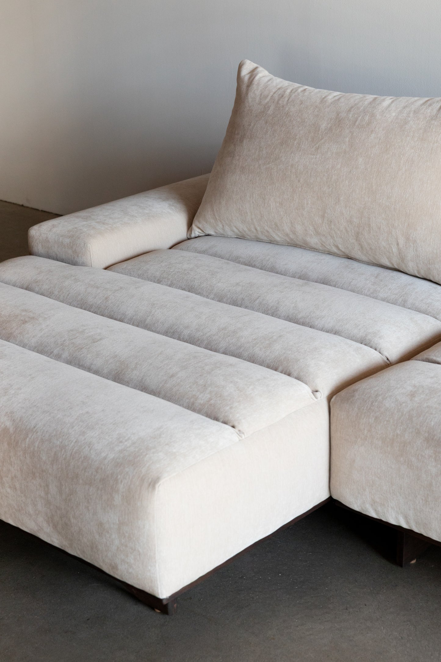 alt_text::Carter sofa - shot of left side||color::Buff||show_in_gallery::true||position::first