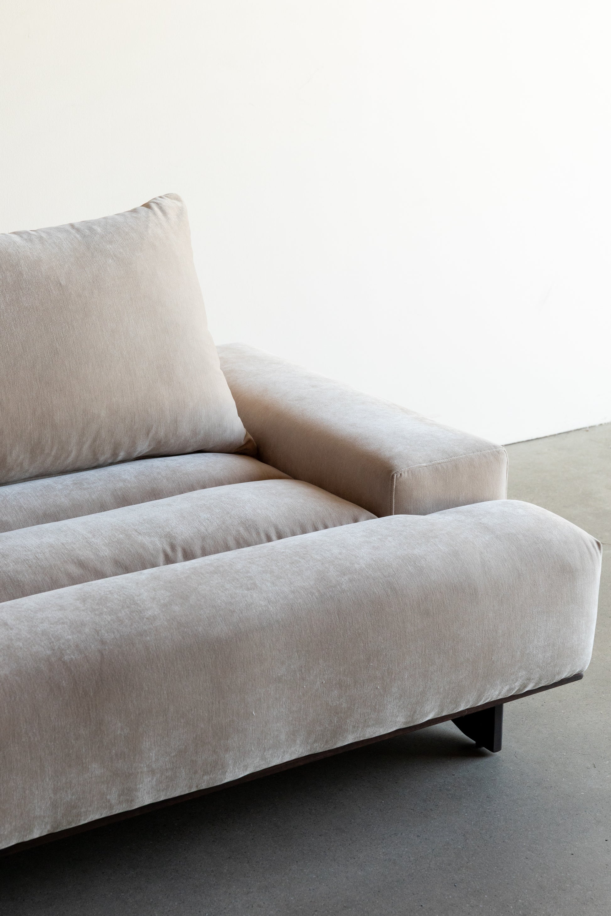 alt_text::Carter sofa - shot of left side||color::Buff||show_in_gallery::true||position::first
