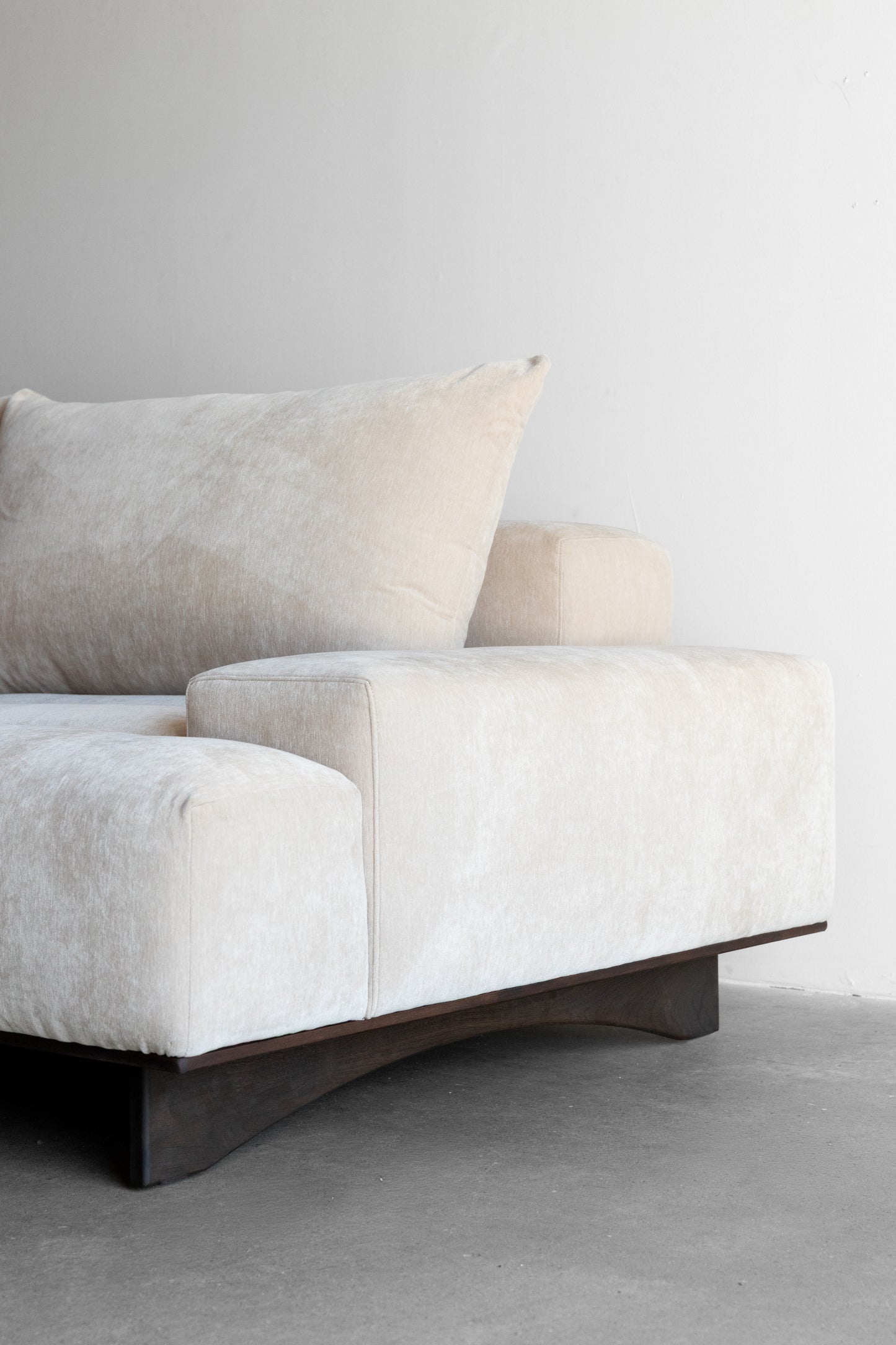 alt_text::Carter sofa - shot of left side||color::Buff||show_in_gallery::true||position::first