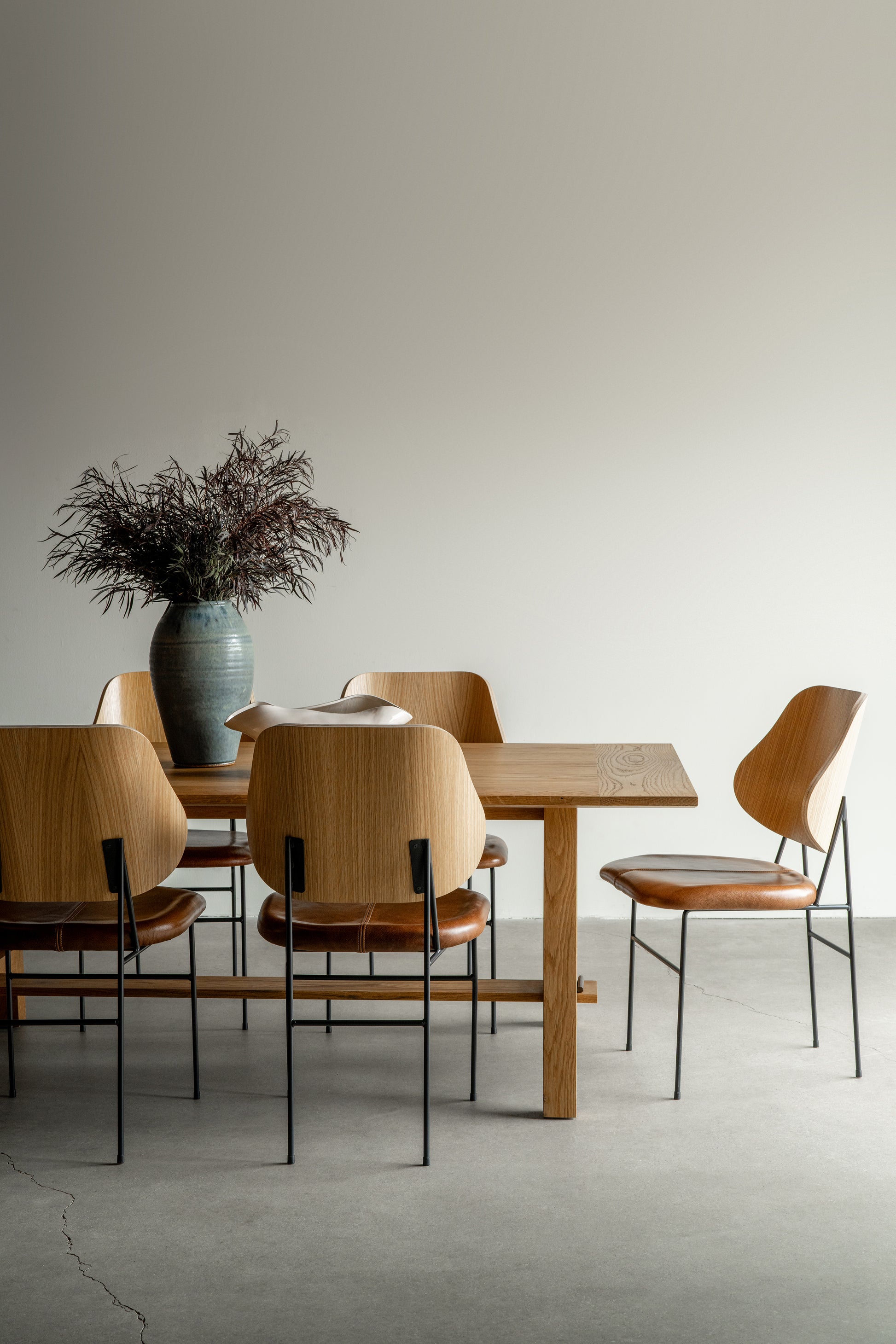 alt_text::Entrada Dining Table- shot of left side||size::144”L||show_in_gallery::true||position::first