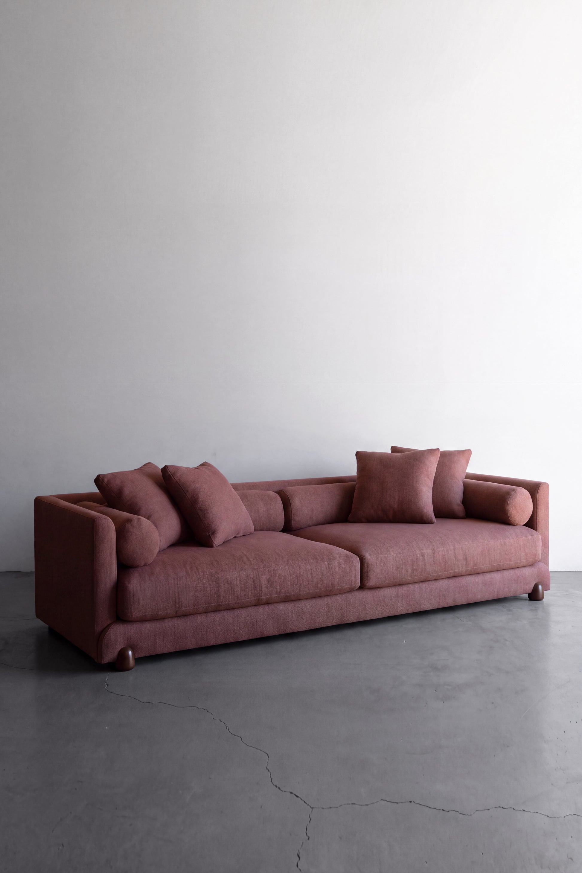 alt_text::Delano Sofa - shot of left side||color::Rouge||show_in_gallery::true||position::first